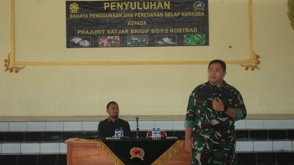 Yonif 509/BY Selenggarakan Penyuluhan P4GN untuk Cegah Penyalahgunaan Narkotika  Jember, 3 Juni 2025 – Dalam upaya mendukung program Pencegahan, Pemberantasan, Penyalahgunaan, dan Peredaran Gelap Narkotika (P4GN), Brigif 9/DY menggelar kegiatan penyuluhan ke jajaran satuannya yakni Yonif 509/BY. Kegiatan ini bertujuan untuk meningkatkan pemahaman dan kewaspadaan prajurit terhadap bahaya narkoba serta mencegah keterlibatan dalam segala bentuk penyalahgunaan maupun peredaran narkotika.  Penyuluhan tersebut diikuti oleh seluruh personel Yonif 509/BY dan menghadirkan narasumber dari Sat Narkoba dari Polres Jember yaitu Iptu Nauval Muttaqin sebagai Kepala Sat Narkoba dan Iptu Enol Wibisono memberikan materi tentang jenis-jenis narkotika, dampak negatif penyalahgunaannya, serta sanksi hukum yang berlaku.  Kasiintel Brigif 9/DY, Kapten Inf Okky Misherawan menegaskan pentingnya kesadaran setiap prajurit akan ancaman narkoba. “Sebagai prajurit TNI, kita harus menjadi contoh dan garda terdepan dalam memerangi narkoba. Penyuluhan ini menjadi pengingat bahwa tidak ada toleransi terhadap penyalahgunaan narkotika dalam institusi TNI,” tegasnya.  Kegiatan ini merupakan bagian dari komitmen Yonif 509/BY untuk mendukung program pemerintah dalam menciptakan lingkungan yang bersih dari narkoba, khususnya di lingkungan militer. Diharapkan, dengan adanya penyuluhan ini, para prajurit semakin memahami bahaya narkoba dan mampu menjadi agen perubahan di masyarakat dalam kampanye anti-narkoba.  Penyuluhan P4GN berjalan dengan lancar dan kegiatan ini akan terus dilakukan secara berkala sebagai bagian dari pembinaan personel, sekaligus sebagai langkah preventif agar seluruh anggota satuan tidak terlibat dalam penyalahgunaan maupun peredaran narkotika. Tutupnya