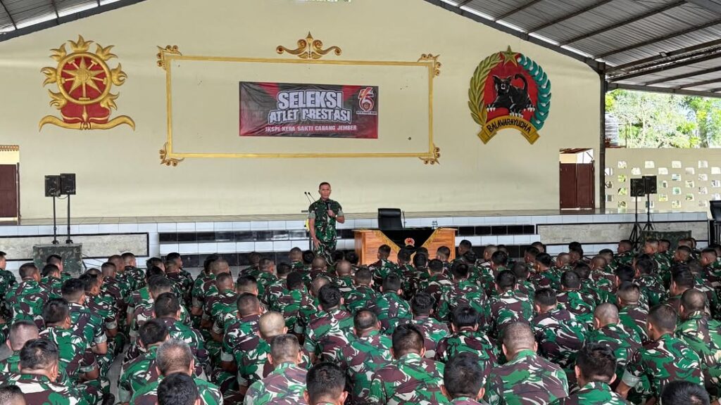 Yonif 509 Kostrad Menerima Jam Komandan dari Komandan Brigif 9/DY.  Jember, 16 Juni 2025 – Batalyon Infanteri 509/BY, melaksanakan kegiatan Jam Komandan yang dipimpin langsung oleh Komandan Brigade Infanteri 9/Dharaka Yudha, Kolonel Inf Dr La Ode Muhammad Nurdin, S.Sos., M.I.Pol. bertempat di Aula Condromowo Yonif 509 Kostrad.  Kegiatan Jam Komandan ini merupakan salah satu sarana komunikasi langsung antara pimpinan dengan prajurit di satuan bawah. Dalam arahannya, Danbrigif 9/DY menyampaikan pentingnya disiplin, loyalitas, serta soliditas antar prajurit dalam mendukung tugas pokok satuan.  “Sebagai prajurit Kostrad, kita dituntut untuk selalu siap dalam segala kondisi. Disiplin adalah nafas kita, loyalitas adalah kekuatan kita, dan soliditas adalah kunci keberhasilan setiap misi,” tegas Danbrigif.  Lebih lanjut, Prajurit bukan untuk mengejar kekayaan, tetapi adalah pengabdian dan semakin kita mendekatkan diri ke Tuhan senantiasa mencari ketenangan batin serta kedamaian. Unsur yang ada disatuan mulai dari Kopral, Batih, Bamak dan Bamin mari kita bantu Komandan untuk membangun satuan serta menjaga nama baik satuan dan menanamkan bangga bagi Prajurit Balawara Yudha. Menjaga nama baik satuan dan menghindari segala bentuk pelanggaran hukum, serta senantiasa menjaga hubungan yang harmonis dengan masyarakat di sekitar satuan.  Selain penyampaian arahan, Danbrigif 9/DY juga menekankan Hindari pelanggaran, pelihara moril, pelihara kesehatan dengan cara asupan gizi yg masuk ke dalam badan diatur dengan bijak. Bijaklah dalam bersosialisasi media dan tidak mencampuradukan kehidupan rumah tangga dalam media sosial.  Kegiatan berjalan dengan tertib dan lancar, serta bersama sama sebagai wujud kedekatan pimpinan dengan prajuritnya. Tutupnya
