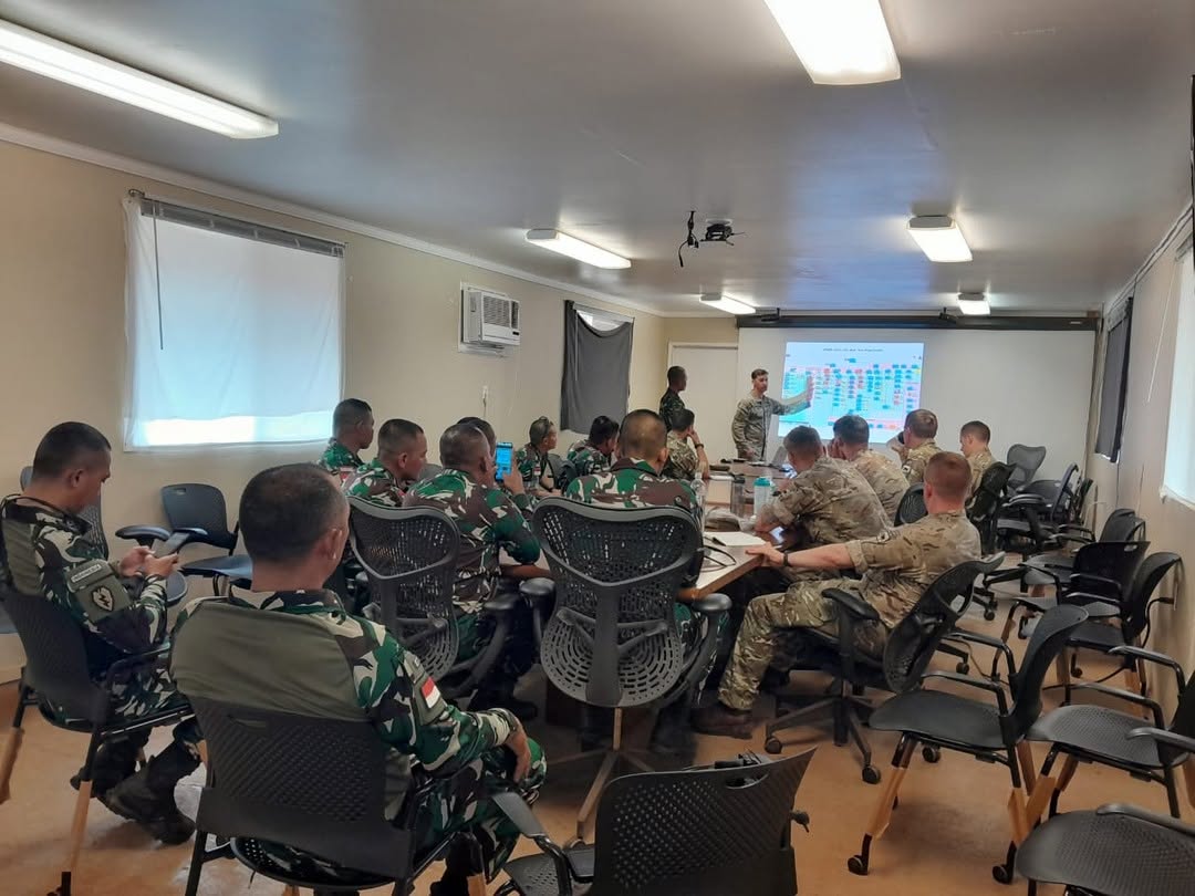 Hawaii, AS - Sebanyak 35 prajurit terbaik TNI Angkatan Darat melaksanakan Latihan Bersama Joint Pacific Multinational Readiness Center (JPMRC) Rotation 25-01 Tahun 2024 di Hawaii- Amerika Serikat.Kontingen yang dipimpin oleh Letnan Kolonel M Ibrahim S Soulisa ini terdiri dari gabungan beberapa satuan Kostrad yaitu Yonif 514/SY, Yonif 305/TKR, Yonif 330/TD, dan Yonkes 2 Kostrad.Latma ini diikuti oleh berbagai negara Indo-Pasifik yang dimana TNI AD berkolaborasi dengan Amerika Serikat, Inggris, Singapura, Malaysia, Maladewa, Taiwan, Jepang, dan Thailand.Peserta Latma JPMRC saling belajar, berlatih, dan bekerja sama dalam hal simulasi Force on Force (FoF) dimana peserta dibagi menjadi 2 pihak, yaitu Blue Force dan Red Force yang memiliki tugas masing-masing baik dalam hal serangan maupun pertahanan yang dilaksanakan di dua tempat yaitu Schofield Barracks dan Kahuku Training Area (KTA).Selain kegiatan latihan di lapangan, para negara peserta juga saling berinteraksi dalam hal lainnya seperti Tactical Floor Game, diskusi di kelas, olahraga bersama, dan tukar budaya dan makanan."Kontingen Indonesia mendapatkan banyak pengetahuan dan pengalaman dalam pelaksanaan Latma JPMRC. Kita belajar taktik negara lain, budaya negara lain, termasuk mengetahui bagaimana keseharian tentara negara lain. Ini merupakan suatu kehormatan mendapatkan kesempatan ini, sehingga kami juga mendapatkan banyak teman baru dari berbagai negara.", ujar Komandan Kontingen Indonesia, Letnan Kolonel M Ibrahim S Soulisa.(Danyonif 514/9/2/Kostrad)Harapan kedepannya agar Indonesia khususnya TNI Angkatan Darat bisa mendapatkan kesempatan lebih banyak untuk Latma dengan negara lainnya, sehingga akan menambah pengalaman dan pengetahuan yang dimiliki oleh prajurit, dan dapat menularkannya kepada prajurit lainnya.
