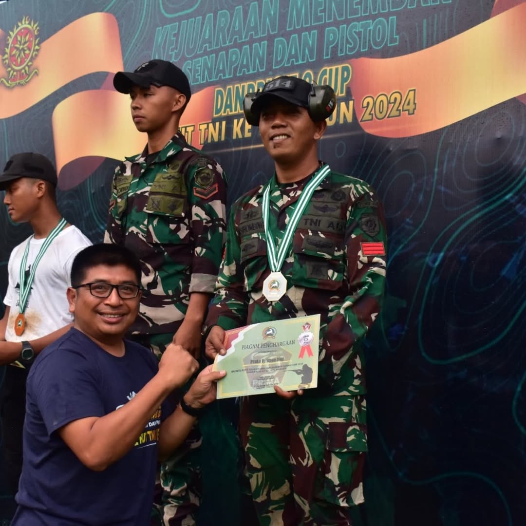 Dalam ajang lomba menembak yang diselenggarakan oleh Brigif 9/DY, Praka Sihombing dari Yonif 514/SY berhasil meraih Juara II. Kompetisi yang berlangsung pada 02 Novembar 2024 ini diikuti oleh berbagai satuan dan menjadi salah satu event dalam meningkatkan keterampilan menembak prajurit.  Praka Sihombing menunjukkan performa yang sangat mengesankan, memadukan teknik menembak yang baik, saat latihan nilai kurang dari 99,4 tapi saat lomba bisa menorehkan hasil 99,4. Dengan ketepatan dan kecepatan yang luar biasa, ia berhasil bersaing ketat dengan peserta lainnya. Keberhasilannya meraih posisi kedua merupakan hasil dari latihan yang disiplin dan semangat juang yang tinggi.  Lomba menembak ini tidak hanya menjadi ajang kompetisi, tetapi juga sebagai sarana untuk menjalin silaturahmi antar prajurit. Setiap peserta menunjukkan semangat sportivitas yang tinggi, menjadikan acara tersebut berlangsung meriah dan penuh kebersamaan.  Juara I Serda ilham Nilai 99,5 (TNI AL), Juara II Praka Sihombing Nilai 99,4 (Yonif 514/SY), Juara III Serda Giring Nilai 99,1 ( Brigif 9). Keberhasilan Praka Sihombing menjadi inspirasi bagi prajurit lainnya di Yonif 514/SY untuk terus berlatih dan berprestasi. Diharapkan, pencapaian ini dapat memotivasi seluruh anggota untuk meningkatkan keterampilan dan menghadapi berbagai tantangan di masa mendatang.