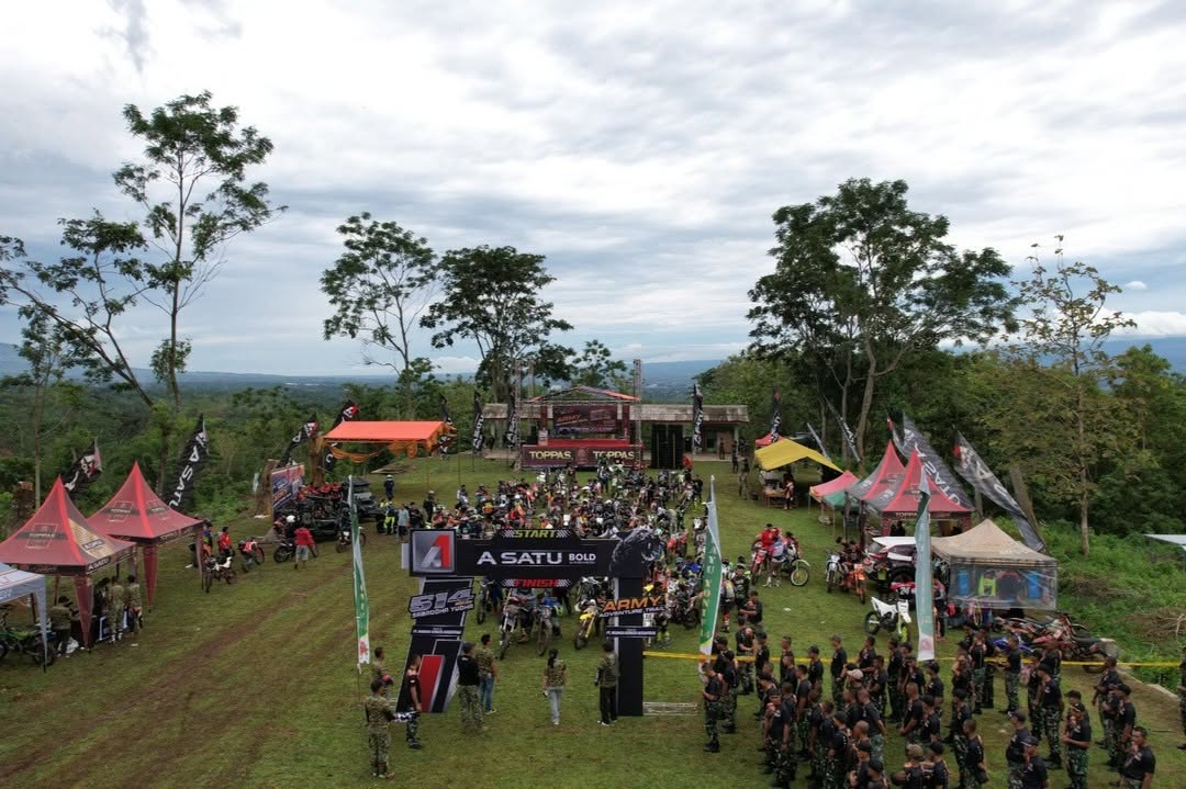 Batalyon Infanteri 514/SY sukses menggelar event spektakuler bertajuk Army Adventure Trail Series 1 di lapangan tembak senapan 300 Mayonif 514/SY, Curahdami, Bondowoso. Minggu, (01/12/2024).  Acara yang diselenggarakan dalam rangka memperingati HUT Yonif 514/SY ke 76 ini diikuti oleh 391 peserta dari komunitas trail wilayah Tapal Kuda dan Bali. Jalur trail yang dirancang khusus memadukan tantangan ekstrem dengan keindahan alam Bondowoso, menawarkan pengalaman tak terlupakan bagi para peserta.  Salah satu daya tarik utama dalam event ini adalah "Tanjakan SABADDHA GAS," sebuah tanjakan curam yang memacu adrenalin. Para peserta yang berhasil menaklukkan tanjakan ini berkesempatan meraih hadiah uang pembinaan sebagai bentuk apresiasi atas keberanian dan keterampilan mereka.  Danyonif 514/SY, Letkol Inf M. Ibrahim S. Soulisa dalam sambutannya mengatakan bahwa kegiatan ini tidak hanya bertujuan untuk mempererat hubungan antara TNI dan masyarakat, tetapi juga sebagai wadah para atlet trail untuk mengasah kemampuannya.  "Kami ingin mengajak masyarakat untuk mengenal lebih dekat Yonif 514/SY sekaligus menunjukkan bahwa Bondowoso memiliki banyak potensi, salah satunya melalui kegiatan olahraga trail adventure ini" ujar Letkol Inf M. Ibrahim S. Soulisa  Dengan suksesnya Army Adventure Trail Series 1, Yonif 514/SY berharap kegiatan ini dapat menjadi agenda tahunan yang terus mempererat sinergi TNI dengan masyarakat sekaligus mempromosikan olahraga trail adventure sebagai daya tarik wisata lokal.