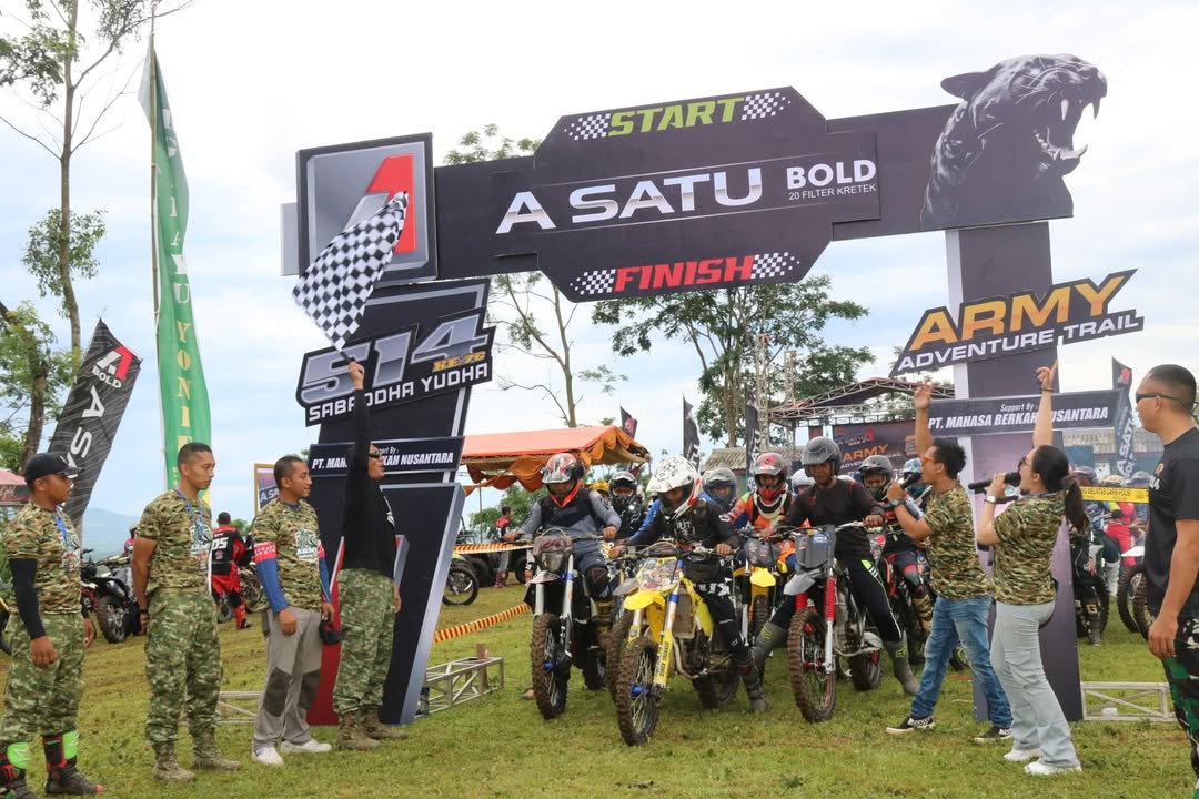 Sambut HUT Ke-76, Yonif 514/SY Gelar Army Adventure Trail di lereng Gunung Piramid.