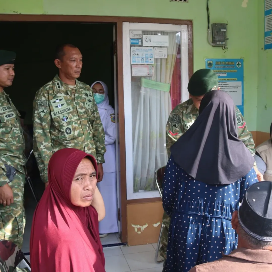 Dalam suasana penuh kebersamaan, Yonif 514/SY/9/2 Kostrad melaksanakan kegiatan Bakti Sosial berupa pembagian sembako dan pengobatan gratis kepada warga Desa Kaligedang, Kecamatan Ijen, Bondowoso pada Rabu (21/5/2025).  Sebanyak 200 paket sembako dibagikan kepada masyarakat, serta pemeriksaan kesehatan dilakukan kepada 102 warga dari Dusun Kaligedang, Kalisengon, dan Lerpenang.  Danyonif 514/SY, Letkol Inf M. Ibrahim S. Soulisa, S.H. menyampaikan bahwa kegiatan ini merupakan bentuk komitmen TNI untuk terus hadir membantu meringankan beban masyarakat.  “Kami adalah prajurit rakyat, dari rakyat, dan untuk rakyat. Tak ada niat sedikit pun untuk bersinggungan dengan warga,” ungkapnya.  Hal senada disampaikan Danbrigif 9/DY, Kolonel Inf Dr. La Ode Muhammad Nurdin, S.Sos., M.I.Pol. Ia menepis isu pemetaan lahan yang sempat membuat resah warga, dan mengajak seluruh elemen masyarakat untuk tetap kompak serta tidak terprovokasi.  “TNI dan rakyat itu satu. Jangan mau diadu domba. Kami hadir bukan untuk membuat jarak, tapi untuk mempererat persaudaraan,” tegasnya.  "SABADDHA YUDHA ... GASS"