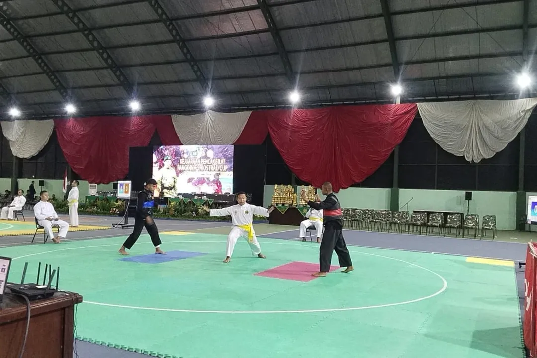 Prestasi gemilang kembali ditorehkan para Ksatria Sabaddha Yudha dalam ajang Kejuaraan Pencak Silat Terbuka Pangdivif 2 Kostrad yang digelar di GOR Vira Cakti Yudha, Madivif 2 Kostrad, Singosari, Malang. Sabtu (24/05/2025).  Para atlet dari Yonif 514/SY tampil memukau dan berhasil memborong total 10 medali, terdiri dari 2 emas, 3 perak, dan 5 perunggu.  Medali emas berhasil diraih oleh: * Pratu Sauqi, yang tampil impresif di kategori Seni Tunggal IPSI TNI/Polri. * Praka Muhajir, yang menunjukkan dominasi di kelas Tanding TNI/Polri 65-70 kg.  Sementara itu, medali perak disumbangkan oleh: * Praka Khoirul Anam (Tanding TNI/Polri 60-65 kg). * Praka Restu (Tanding TNI/Polri 75-80 kg). * Pratu Angger (Tanding TNI/Polri 65-70 kg).  Adapun medali perunggu diraih oleh: * Pratu Gilang (Tanding TNI/Polri 50-55 kg). * Pratu Dessy Arisandi (Tanding TNI/Polri 70-75 kg). * Praka Purkan (Tanding TNI/Polri 80-85 kg). * Serda Agung (Tanding TNI/Polri 60-65 kg). * Riko Apriansyah, atlet binaan Yonif 514/SY (Tanding Dewasa Umum 60-65 kg).  Capaian luar biasa ini mendapat apresiasi tinggi dari Danyonif 514/SY, Letkol Inf M. Ibrahim S. Soulisa, S.H. Ia menyampaikan rasa bangganya atas semangat juang dan dedikasi para atlet. _“Jadikan beladiri pencak silat sebagai sarana untuk melatih dan membentuk pribadi yang sehat, bermental baik, dan disiplin serta rendah hati,”_ pesannya.  Kejuaraan ini menjadi panggung pembuktian bahwa semangat juang dan disiplin tinggi Prajurit Yonif 514/SY tidak hanya ditunjukkan di medan tugas, tetapi juga dalam arena olahraga bela diri tradisional bangsa.  "SABADDHA YUDHA ... GASS"
