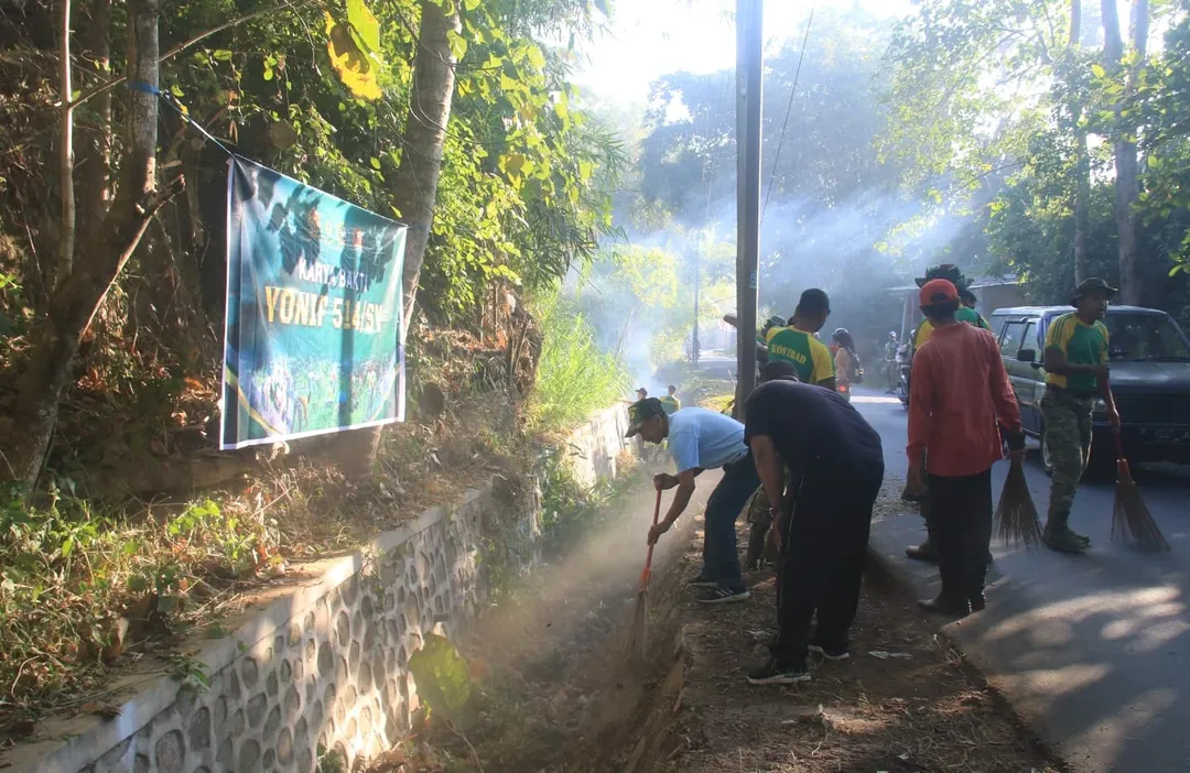 Dalam rangka mewujudkan kemanunggalan TNI bersama rakyat, Yonif 514/SY melaksanakan kegiatan Karya Bakti TNI Satnonkowil dengan menggelar pembersihan lingkungan bersama masyarakat di Ds. Curahpoh, Kecamatan Curahdami, Bondowoso, pada Jum’at (15/08/2025).  Kegiatan ini melibatkan prajurit Yonif 514/SY bersama warga sekitar yang bahu membahu membersihkan jalan desa, saluran air, serta lingkungan sekitar permukiman. Selain menciptakan lingkungan yang sehat dan bersih, kegiatan ini juga mempererat kebersamaan antara TNI dan masyarakat.  Di lain tempat Danyonif 514/SY, Letkol Inf Ugroseno, menyampaikan bahwa karya bakti tersebut merupakan salah satu wujud nyata kepedulian TNI terhadap kebersihan dan kesehatan lingkungan. “Kegiatan ini tidak hanya bermanfaat bagi masyarakat, tetapi juga sebagai ajang memperkuat sinergi dan kekompakan antara prajurit dengan warga,” ujarnya.  Melalui kegiatan ini, Yonif 514/SY menunjukkan komitmen untuk terus hadir di tengah masyarakat, tidak hanya dalam menjaga keamanan, tetapi juga dalam membantu menciptakan lingkungan yang bersih dan sehat.  "Kuat, Kokoh, Pilih Tanding, dan Sentosa"  SABADDHA YUDHA