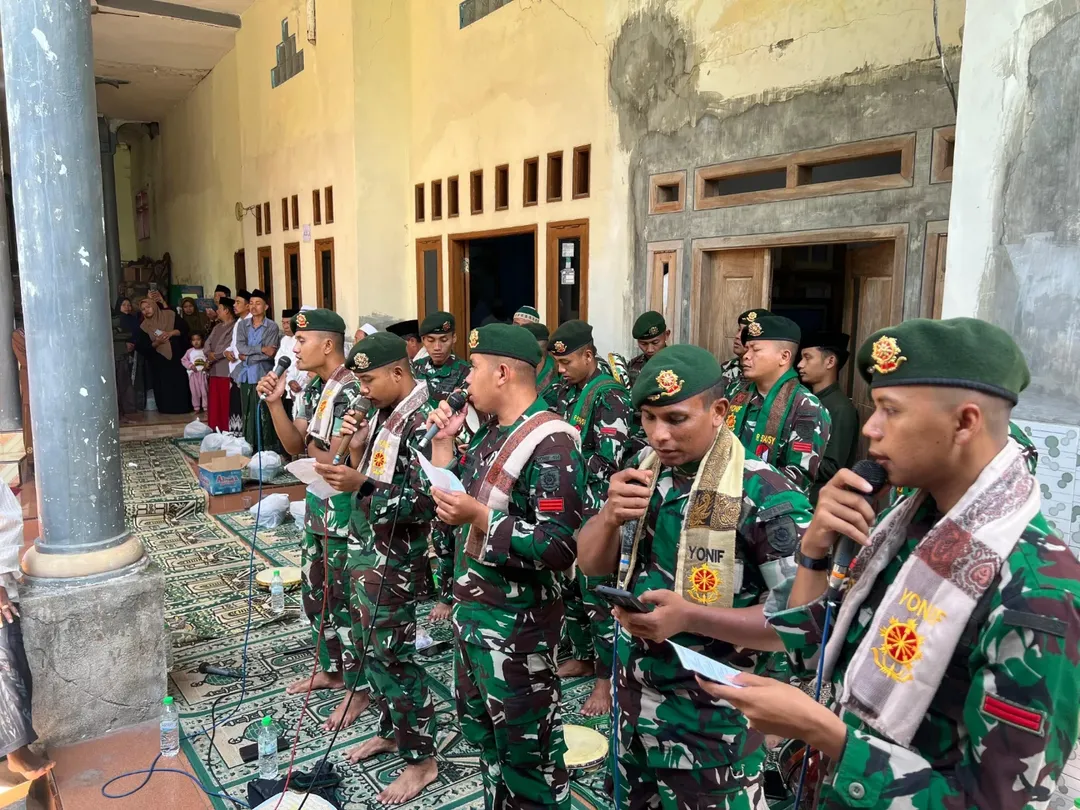 Suasana penuh kekhidmatan sekaligus kemeriahan terasa di Pondok Pesantren Nurul Muttaqin, Desa Patemon, Kecamatan Pakem, Bondowoso, pada Minggu (21/09/2025). Peringatan Maulid Nabi Muhammad SAW 1447 H/2025 M semakin istimewa dengan penampilan Hadrah Nurul Yaqin dari Yonif 514/SY yang sukses memukau para jamaah.  Lantunan shalawat yang dikumandangkan prajurit Yonif 514/SY berpadu dengan iringan rebana menghadirkan suasana religius yang menggetarkan hati. Alunan syair penuh cinta kepada Rasulullah SAW menggema di seluruh penjuru pesantren, membuat ratusan santri, pengasuh, dan masyarakat yang hadir larut dalam keharuan sekaligus semangat kebersamaan.  Kehadiran Hadrah Nurul Yaqin Yonif 514/SY bukan hanya sekadar hiburan, namun juga wujud nyata sinergi TNI bersama masyarakat dalam menjaga nilai-nilai keagamaan dan tradisi Islam.  Danyonif 514/SY, Letkol Inf Ugroseno, memberikan apresiasi atas penampilan prajuritnya dalam acara tersebut. “Saya bangga Hadrah Nurul Yaqin Yonif 514/SY bisa berkontribusi memeriahkan Maulid Nabi bersama masyarakat. Semoga kegiatan ini semakin mempererat hubungan prajurit TNI dengan para kiai, santri, dan masyarakat, serta menambah kecintaan kita semua kepada Rasulullah SAW,” ungkapnya.  Acara Maulid Nabi di Ponpes Nurul Muttaqin berjalan lancar dan penuh makna, diakhiri dengan doa bersama untuk keselamatan bangsa, kejayaan TNI, serta keberkahan seluruh umat Islam.  "Kuat, Kokoh, Pilih Tanding, dan Sentosa"  SABADDHA YUDHA