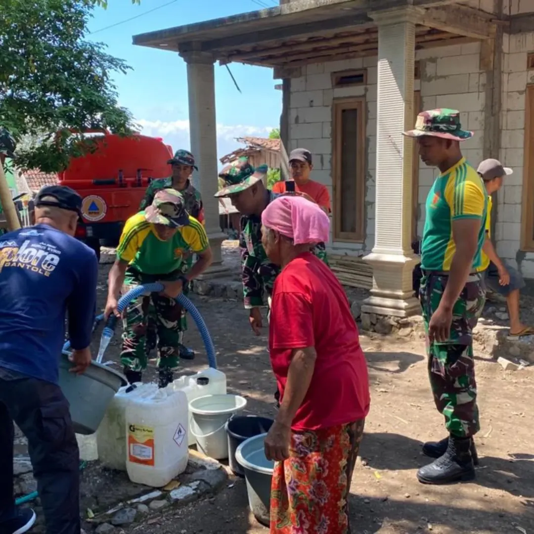 Dalam rangka memperingati HUT TNI ke-80, Yonif 514/SY bersama Kodim 0822/Bondowoso dan BPBD Bondowoso melaksanakan aksi nyata kepedulian sosial dengan mendistribusikan air bersih kepada masyarakat Desa Purnama, Kecamatan Tegalampel, Kabupaten Bondowoso, pada Sabtu (20/09/2025).  Kegiatan ini menjadi wujud sinergi TNI dan pemerintah daerah dalam membantu masyarakat yang terdampak kekeringan akibat musim kemarau panjang. Sejak pagi, prajurit Yonif 514/SY bersama personel Kodim 0822 dan BPBD Bondowoso tampak sigap menyalurkan air bersih menggunakan truk tangki ke titik-titik yang telah ditentukan, agar warga dapat dengan mudah mengambil kebutuhan air harian.  Warga Desa Purnama menyambut dengan penuh rasa syukur, terlihat antusiasme mereka membawa jeriken, ember, dan wadah lainnya untuk mengisi air bersih. Kehadiran prajurit TNI tidak hanya memberikan bantuan fisik, tetapi juga menghadirkan semangat kebersamaan serta rasa aman bagi masyarakat.  Danyonif 514/SY, Letkol Inf Ugroseno, menyampaikan bahwa kegiatan ini merupakan bukti nyata TNI hadir di tengah-tengah rakyat. “Momentum HUT TNI ke-80 kami maknai dengan memberikan manfaat langsung bagi masyarakat. Air adalah kebutuhan vital, sehingga pendistribusian ini kami harap bisa meringankan beban warga yang terdampak kekeringan,” ungkapnya.  Selain pendistribusian air, kegiatan ini juga menjadi sarana mempererat hubungan antara TNI, pemerintah daerah, dan masyarakat. Kebersamaan ini diharapkan dapat memperkokoh semangat gotong royong serta mempertegas jati diri TNI sebagai tentara rakyat, tentara pejuang, tentara nasional, dan tentara profesional.  "Kuat, Kokoh, Pilih Tanding, dan Sentosa"  SABADDHA YUDHA
