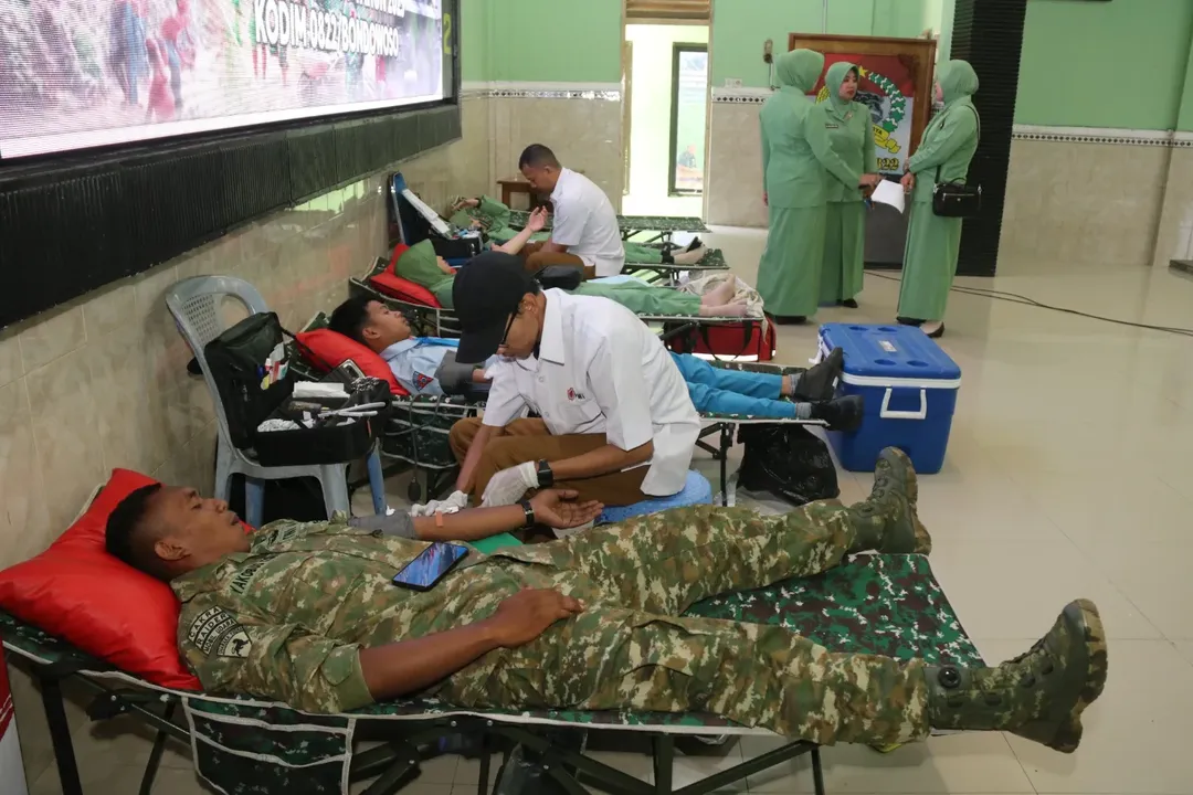 Dalam semangat pengabdian tanpa batas, Yonif 514/SY kembali menunjukkan kepeduliannya terhadap sesama dengan turut berpartisipasi dalam kegiatan donor darah yang digelar di Aula Kodim 0822/Bondowoso, Rabu (24/09/2025). Kegiatan ini dilaksanakan dalam rangka memperingati Hari Ulang Tahun TNI ke-80, sebagai wujud nyata bahwa prajurit tidak hanya siap mengorbankan jiwa raga di medan tugas, tetapi juga setetes darah demi kehidupan orang lain.  Komandan Yonif 514/SY, Letkol Inf Ugroseno, menyampaikan bahwa kegiatan donor darah ini merupakan wujud kepedulian sosial sekaligus bukti bahwa TNI selalu hadir di tengah rakyat. “Setetes darah yang telah di donorkan hari ini semoga menjadi sumber kehidupan bagi saudara-saudara kita yang membutuhkan. Inilah makna sejati pengabdian, bahwa TNI kuat karena bersama rakyat,” ungkapnya.  Kegiatan ini tidak hanya memperkuat solidaritas antara TNI dan masyarakat, tetapi juga menjadi pengingat bahwa perjuangan seorang prajurit tidak selalu dengan senjata, melainkan bisa melalui aksi kemanusiaan sederhana yang menyelamatkan nyawa.  Dengan partisipasi Yonif 514/SY dalam donor darah ini, semangat “TNI Prima, TNI Rakyat, Indonesia Maju” benar-benar terasa hidup dan membara.  "Kuat, Kokoh, Pilih Tanding, dan Sentosa"  SABADDHA YUDHA