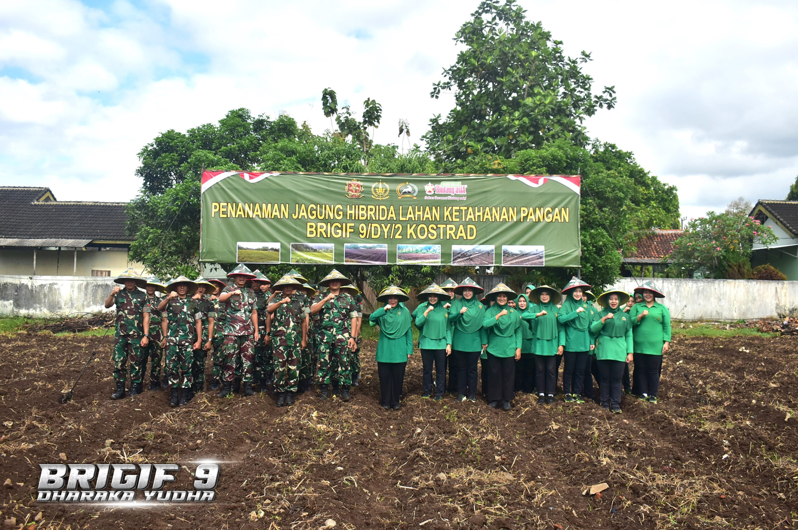 Penanaman Serentak Bibit Jagung Hibrida Program Ketahanan Pangan Brigif 9/DY/2 Kostrad

Untuk mendukung Ketahanan pangan di wilayah Kabupaten Jember, Prajurit dan Persit Brigif 9/DY/2 Kostrad melakukan penanaman Jagung di lahan Ketahanan Pangan Brigif 9/DY/2 Kostrad, Patrang, Jember. Jumat (19/09/25).

Komandan Brigif 9/DY/2 Kostrad Letkol Inf Roliyanto, S.I.P., M.I.P. diwakili Kasi Ter Brigif 9/DY/2 Kostrad Mayor Inf Didit Aprian Rahmandita, S.E., M.I.P. bersama Prajurit dan Persit melaksanakan penanaman Jagung secara Serentak di lahan Ketahanan Pangan Markas Brigif 9/DY/2 Kostrad, Bertujuan untuk Mengelola Lahan Menjadi Produktif dan untuk mendukung Program Ketahanan Pangan Nasional dan Swasembada Pangan Pemerintah.

Pemanfaatan lahan kosong harus dimanfaatkan secara maksimal, agar bisa meningkatkan kesejahteraan Anggota maupun Perekonomian Masyarakat sekitar, terutama pada bidang Pertanian. Dalam Kegiatan Penanaman Jagung di Lahan Ketahanan Pangan Brigif ini diharapkan mampu meningkatkan produksi dan mutu Jagung sehingga tercapai hasil yang Optimal.

Dalam Sambutan yang dibacakan oleh Kasiter Brigif 9/DY/2 Kostrad, Komandan Brigif 9/DY/2 Kostrad Letkol Inf Roliyanto, S.I.P., M.I.P. Menekankan bahwa "Harus ada niat untuk memanfaatkan lahan tidur sehingga dapat memberi nilai Ekonomis bagi Masyarakat dan Kegiatan ini sebagai kesempatan Prajurit untuk mulai belajar bertani, mengingat seorang Prajurit tidak selamanya menjadi Prajurit, pada akhirnya akan kembali ke Masyarakat".