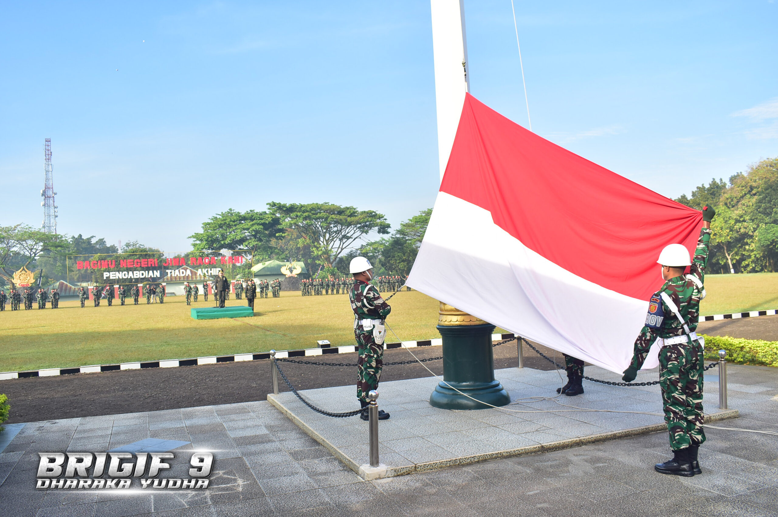 Memperingati HUT RI Ke-80 Brigif 9/DY/2 Kostrad melaksanakan Upacara Pengibaran Bendera Merah Putih Di Lapangan Brigif 9/DY/2 Kostrad.

Prajurit Denma Brigif 9/DY/2 Kostrad melaksanakan upacara Bendera Merah Putih memperingati HUT RI Ke-80 Tahun 2025 dengan tema "Berdaulat Bersatu Rakyat Sejahtera Indonesia Maju" Kasiter Brigif 9/DY/2 Kostrad, Mayor Inf Didit Aprian Rahmandita, S.E. selaku Inspektur Upacara (Irup) bertempat di Lapangan Upacara Markas Brigif 9/DY/2 Kostrad, Kecamatan Patrang, Kabupaten Jember, Minggu (17/08/2025).

Upacara Pengibaran Bendera Merah Putih memperingati HUT RI Ke-80 yang di ikuti oleh prajurit Brigif 9/DY/2 Kostrad dilaksanakan dengan tertib, aman dan hikmat. Upacara bendera merah putih memiliki makna penting sebagai upaya untuk mengingatkan prajurit Brigif 9/DY/2 Kostrad pada perjuangan para pahlawan terdahulu.

Adapun rangkaian upacara yang dilaksanakan diantaranya pengibaran bendera Merah Putih, Pembacaan Teks Pancasila oleh Inspektur Upacara, Mengheningkan Cipta, pengucapan Proklamasi kemerdekaan oleh petugas upacara, serta Amanat dilanjutkan Do’a sebagai penutup oleh Irup.

Dalam amanat Inspektur upacara (Irup) Kasiter Brigif 9/DY/2 Kostrad, Mayor Inf Didit Aprian Rahmandita, S.E. menyampaikan bahwa Komitmen untuk memperkuat persatuan dan sinergi antar Matra dengan seluruh komponen bangsa demi menjaga keutuhan NKRI, Menegakan kedaulatan didarat, laut dan udara dari segala bentuk ancaman. Menyikapi hal tersebut TNI harus mengabdikan kekuatan dan kemampuan demi terciptanya rasa aman serta kesejahteraan rakyat melalui operasi militer dan operasi militer selain perang, membangun profesionalisme, modernisasi alutsista dan kualitas sumber daya prajurit yang unggul sehingga TNI mampu menjadi garda terdepan dalam mewujudkan Indonesia yang maju, kuat dan disegani dunia

Hal-hal lain yaitu merupakan wujudkan nyata dukungan TNI terhadap Asta Cita, demi mewujudkan Indonesia yang maju dan sejahtera. Setiap langkah yang kita ambil di hari ini adalah jawaban atas tantangan yang di hadapi TNI, sehingga dibutuhkan dedikasi dan integritas yang kuat sebagai garda terdepan bangsa.