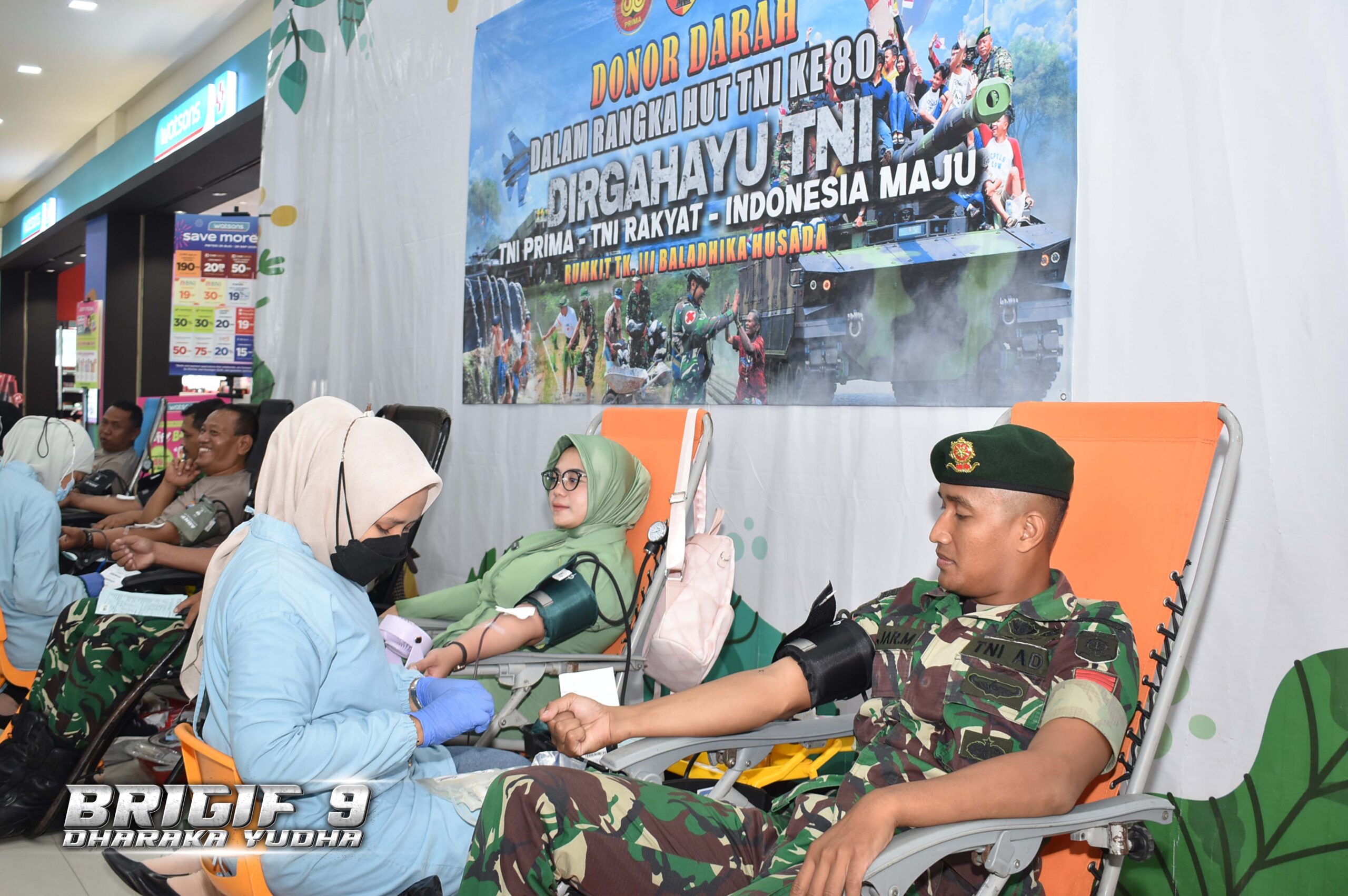 Tunjukan Kepedulian Kepada Sesama, 50 Orang Prajurit dan Persit Brigif 9/DY/2 Kostrad, Donor Darah Dalam Rangka HUT TNI Ke-80 Tahun 2025.

Dalam Rangka HUT TNI Ke-80 Tahun 2025 yang mengangkat tema, "TNI Prima, TNI Rakyat, Indonesia Maju", Prajurit dan Persit Brigif 9/DY/2 Kostrad berpartisipasi dalam Kegiatan Donor Darah, bertempat di Mall Roxy Square Jember, Kecamatan Kaliwates, Kabupaten Jember, Jawa Timur, Jumat(19/09/2025).

Kegiatan Bakti Sosial Donor Darah ini selain mempunyai manfaat bagi Pendonor (Peningkatan Imun Kesehatan Tubuh), khususnya bagi Prajurit dan Persit Brigif 9/DY/2 Kostrad, serta dapat membantu sesama yang membutuhkan Transfusi darah dan meningkatkan Kesehatan Masyarakat Jember.

Sebagai aksi nyata Rasa Kepedulian kepada sesama, Kegiatan Donor Darah tersebut sebagai langkah TNI dalam Membantu Masyarakat yang membutuhkan Darah, sehingga mampu memberikan arti bagi Keberlangsungan Hidup Masyarakat.

Dilain tempat Danbrigif 9/DY/2 Kostrad Letnan Kolonel Inf Roliyanto, S.I.P., M.I.P. menyampaikan bahwa Kegiatan Donor Darah ini merupakan bentuk Kepedulian Anggota TNI, khususnya Brigif 9/DY/2 Kostrad, untuk senantiasa membantu sesama, khususnya kepada pasien-pasien di Rumah Sakit yang sedang membutuhkan Darah, "Kegiatan ini juga diharapkan dapat mengajak Masyarakat Umum untuk berbagi dan membantu sesama masyarakat khususnya dalam bidang Kemanusiaan, dikarenakan masih banyaknya saudara-saudara kita yang membutuhkan Transfusi Darah", ujar Danbrigif 9/DY/2 Kostrad.