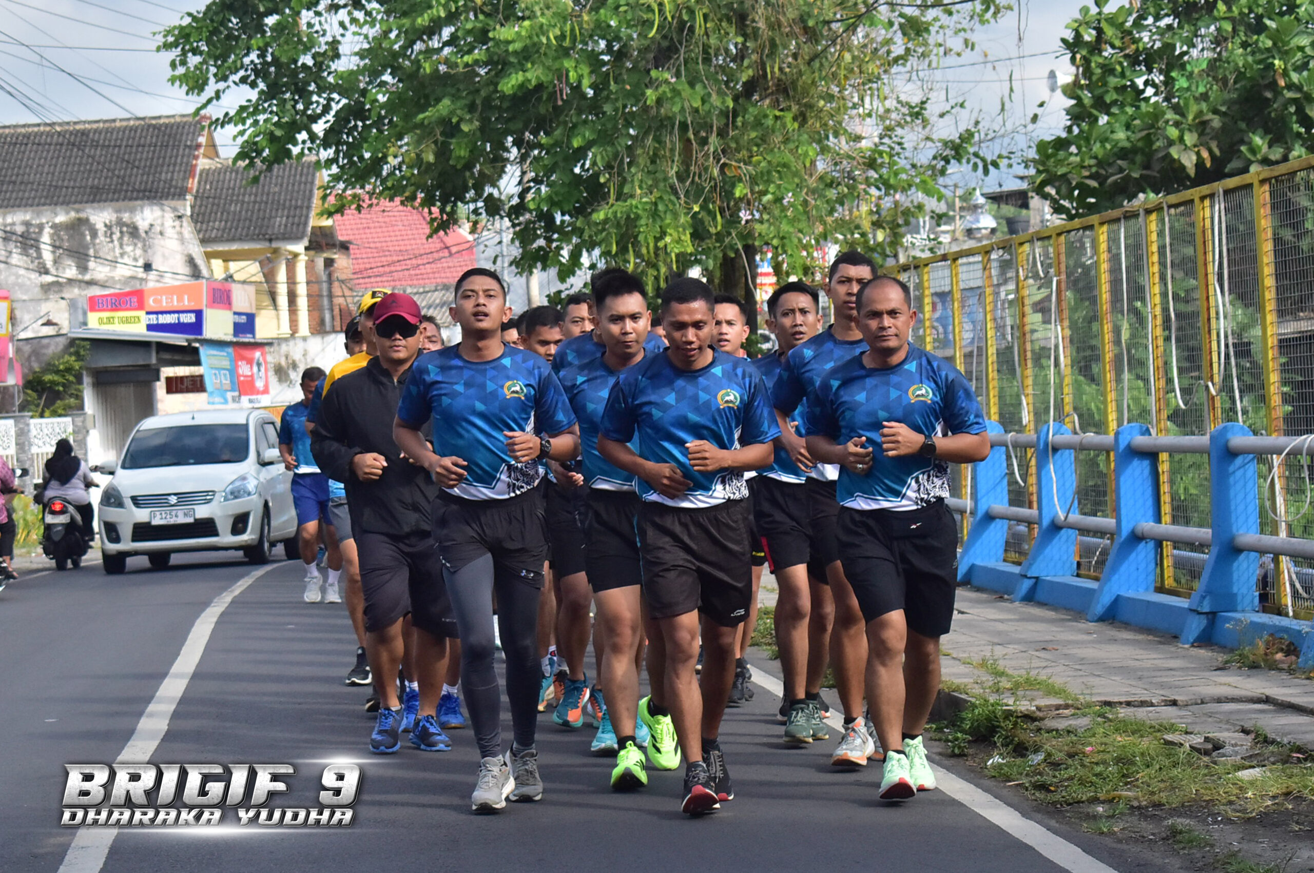 Danbrigif 9/DY/2 kostrad Pimpin pembinaan Jasmani lari 5K

Dalam rangka menjaga kebugaran terus bina fisik, Danbrigif 9/DY/2 Kostrad Letkol Inf Roliyanto, S.I.P., M.I.P., pimpin prajurit Dharaka Yudha melaksanakan lari gembira bersama-sama dengan di dampingi Perwira staf Brigif 9/DY/2 Kostrad dilingkungan Asmil Brigif 9/DY Jember Lor, Kecamatan Patrang, Kabupaten Jember pada hari Kamis (16/09/2025).

Kesehatan merupakan aset utama bagi setiap orang tak terkecuali prajurit Dharaka Yudha, dengan dituntut fisik yang prima dalam setiap pelaksanaan tugasnya, Prajurit Dharaka Yudha tiada henti dalam melaksanakan pembinaan fisik.

Kali ini kegiatan lari pagi prajurit dilaksanakan dengan gembira, bergairah serta penuh semangat dan membangkitkan moril prajurit, lari pagi mengelilingi dalam dan luar Kesatriaan dengan jarak 5 kilometer dilanjutkan dengan melaksanakan penguatan.

Adapun penekanan dari Danbrigif 9/DY/2 Kostrad agar Prajurit selalu menjaga kebugaran dan daya tahan tubuh, baik dilaksanakan secara mandiri maupun yang sudah di jadwalkan setiap hari Selasa dan Kamis, manfaatkan fasilitas yang ada di Brigif 9/DY untuk melaksanakan pembinaan fisik, selain itu bagi Prajurit Dharaka Yudha agar selalu menjaga nama baik Satuan dan meminimalisir pelanggaran.
