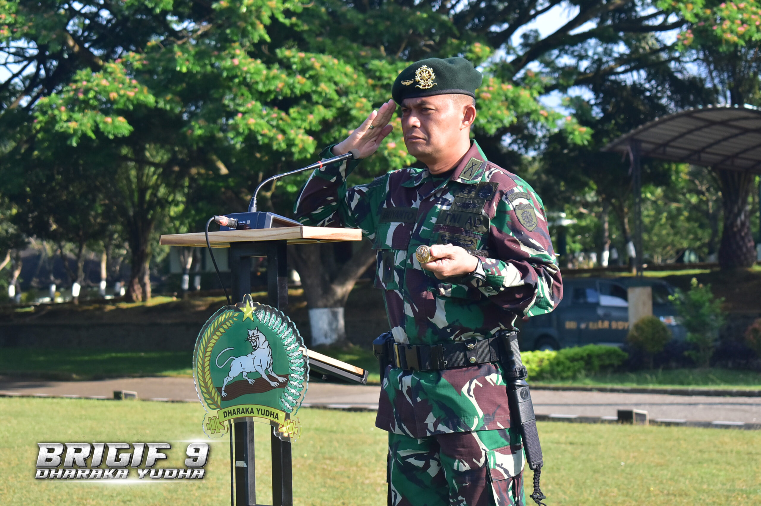 Danbrigif 9/DY/2 Kostrad Pimpin Prajurit Dharaka Yudha Melaksanakan Upacara Pengibaran Bendera Merah Putih 17-an.

Prajurit Brigif 9/DY/2 Kostrad melaksanakan upacara Bendera Merah Putih 17-an dipimpin langsung oleh Danbrigif 9/DY/2 Kostrad Letkol Inf Roliyanto, S.I.P., M.I.P. yang bertempat dilapangan upacara Brigif 9/DY/2 Kostrad, Kecamatan Patrang, Kabupaten Jember, Jawa Timur. Rabu(17/09/2025).

Berkekuatan 2 SSK prajurit Dharaka Yudha melaksanakan upacara Bendera Merah Putih 17-an mempunyai makna penting salah satunya sebagai upaya mengingatkan prajurit Dharaka Yudha pada perjuangan para pahlawan pendahulu dan juga mengingatkan kedisiplinan prajurit.

Pada upacara kali ini Danbrigif 9/DY/2 Kostrad Letkol Inf Roliyanto, S.I.P., M.I.P. membacakan amanat Panglima Kostrad, Letjen TNI Mohammad Fadjar, MPICT. "Berkaitan dengan kegiatan bidang operasi dan latihan, perlu saya yakinkan bahwa keberhasilan pencapaian sasaran latihan akan memberikan kotribusi yang besar pada suksesnya pencapaian tugas pokok yang kita emban, maka dari itu saya minta kepada Komandan Satuan Jajaran Kostrad agar tetap memelihara kualitas kemampuan prajurit serta kesiapsiagaan satuan, sehingga tetap siap untuk menjalankan tugas kapanpun dan dimanapun berada".

Lebih lanjut " Sejalan dengan upaya pemerintah dalam rangka efisiensi anggaran pemeliharaan saran dan prasarana, maka saya tekankan kepada Komandan satuan agar tetap melaksanakan upaya menghemat penggunaan listrik dan air disatuan masing - masing".

"Marila kita berkomitmen dan bertekad untuk tetap setia kepada Bangsa dan Negara Kesatuan Republik Indonesia, selamat bertugas semoga Tuhan Yang Maha Kuasa senantiasa memberikan petunjuk dan bimbingan kepada kita semua, Pantang Menyerah, Tetap Semangat dan Selalu Gembira Dalam Tugas. CAKRA." Tutup Danbrigif 9/DY/2 Kostrad.