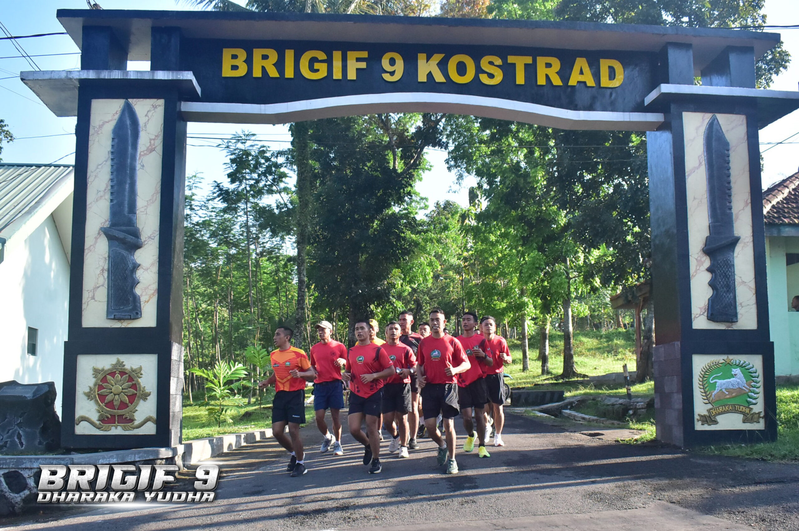 Kobarkan Semangat Pagi, Danbrigif 9/DY/2 Kostrad Pimpin Prajurit Dharaka Yudha Lari Pagi.

Dengan suasan penuh semangat dan gembira Danbrigif 9/DY/2 Kostrad Letkol Inf Roliyanto, S.I.P., M.I.P. pimpin prajurit Dharaka Yudha Lari Pagi dengan jarak sejauh 5k dilingkungan Asmil Brigif 9/DY/2 Kostrad dengan didampingi Perwira Staf Brigif 9/DY/2 Kostrad. Kecamatan Patrang, Kabupaten Jember, Jawa Timur. Kamis(18/09/2025).

Danbrigif 9/DY/2 Kostrad Letkol Inf Roliyanto, S.I.P., M.I.P.menegaskan bahwa lari bersama ini adalah wujud pembinaan fisik sekaligus penguatan solidaritas dan jiwa korsa. “Setiap langkah adalah bukti bahwa kita selalu siap, kuat dan solid menghadapi setiap tantangan,” ujarnya.

Kegiatan ini bukan sekadar rutinitas olahraga, melainkan wujud nyata kesadaran prajurit bahwa kesehatan adalah harta sejati yang tak ternilai. Dengan semangat juang yang tinggi, para prajurit menempuh rute lari yang telah ditentukan, penuh disiplin dan kekompakan, sekaligus memupuk jiwa korsa serta semangat pantang menyerah.