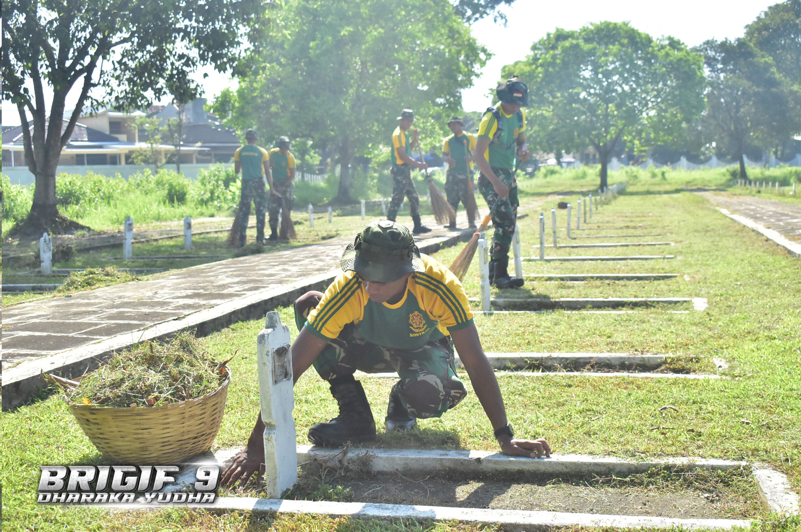 Peringati HUT TNI Ke-80 Tahun 2025 Prajurit Brigif 9/DY/2 Kostrad dan Gabungan Satuan Militer yang berada di Jember Serta Masyarakat Melaksanakan Kegiatan Karya Bakti Nasional TMP Patrang.

Prajurit Brigif 9/DY/2 Kostrad Melaksanakan Karya Bakti Nasional TMP Patrang, Gabungan dengan Kodim 0824/Jember, Yonif 509/BY/9 Kostrad, Yonarmed 8/UY Kodam V/Brw, Tepbek 03.A Jember, Benglap V/Jember, RS DKT, Secaba Rindam V/Brw dan Masyarakat Kec Patrang Jember Dalam Rangka Kegiatan Peringatan HUT TNI Ke-80 Tahun 2025 di Kelurahan Patrang, Kec. Patrang, Kab. Jember, Kamis(02/10/2025).

Kegiatan Karya Bakti Gabungan Militer Jajaran Jember Dan Masyarakat Kec Patrang Melibatkan Sebanyak 110 Orang terdiri dari Prajurit Dan Masyarakat di Kec Patrang untuk memperingati HUT TNI Ke-80 Tahun 2025, dalam hal kebersihan juga untuk mengingat dan memberikan penghormatan akan jasa-jasa perjuangan para pahlawan yang telah gugur mengorbankan jiwa dan raganya demi merebut kemerdekaan RI.

Adapun sasaran kegiatan Karya Bakti yang dipimpin langsung oleh Pasi Teritorial Kodim 0824/Jember Kapten Inf Sarjo sebagai penanggung jawab kegiatan Karya Bakti dengan melaksanakan pembersihan dan pemotongan rumput di sekitaran halaman makam dan pembuangan sampah di area sekitar TMP Patrang Jember.

Danbrigif 9/DY/2 Kostrad Kolonel Inf Roliyanto, S.I.P., M.I.P. Menyampaikan bahwa Kegiatan Karya Bakti yang diselenggarakan ini bertujuan untuk memperingati HUT Ke-80 TNI Tahun 2025, Karya Bakti TMP Patrang merupakan suatu bentuk penghormatan dan Penghargaan terhadap Jasa para Pahlawan yang telah memberikan sumbangsih terbaik bagi Bangsa dan Negara, serta diharapkan dapat Memotivasi untuk selalu mengingat Jasa para Pahlawan",.Ungkapnya