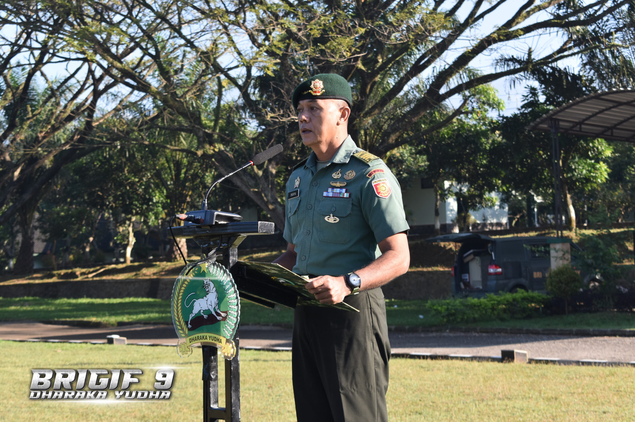 Prajurit Brigif 9/DY/2 kostrad, Laksanakan Upacara Bendera Merah Putih

Prajurit Denma Brigif 9/DY/2 Kostrad Melaksanakan Upacara Bendera dipimpin Pasiter Simabrig Denma Brigif 9/DY/2 Kostrad, Kapten Inf Endrya Yustarinto Inspektur Upacara (Irup) bertempat di Lapangan Upacara Markas Brigif 9/DY/2 Kostrad, Kecamatan Patrang, Kabupaten Jember, Senin (21/07/2025).

Dengan Kekuatan 1 SSK, Pelaksanaan Upacara Pengibaran Bendera yang Secara Rutin dilaksanakan pada setiap hari Senin Setiap Minggunya, memiliki makna Penting yang salah satunya adalah Sebagai Upaya untuk Mengingatkan Prajurit Brigif 9/Dharaka Yudha pada Perjuangan para Pahlawan Pendahulu dan juga Meningkatkan Kedisiplinan Prajurit.

Adapun Rangkaian upacara yang dilaksanakan diantaranya, Pengibaran Bendera Merah Putih, Mengheningkan Cipta, Pembacaan Teks Pancasila oleh Inspektur Upacara, Pengucapan Sapta Marga, Sumpah Prajurit dan 8 Wajib TNI oleh Petugas Upacara dan dilanjutkan dengan Do’a Sebagai Penutup.

Usai Melaksanakan Upacara Pengibaran Bendera Merah Putih, Prajurit Denma Brigif 9/DY/2 Kostrad Melaksanakan Kegiatan Sesuai Fungsi masing-masing.