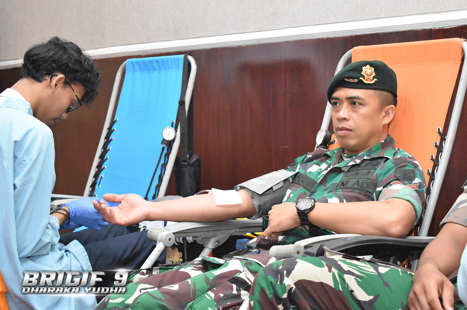 rajurit Brigif 9/DY/2 Kostrad Mengikuti Donor Darah Dalam Rangka Kegiatan RRI Fest Tahun 2025.

Berkekuatan 30 Orang Prajurit Brigif 9/DY/2 Kostrad yang dipimpin langsung oleh Bati Staf Teritorial Brigif 9/DY/2 Kostrad, Serma Prisya Wahyu mengikuti Kegiatan Donor Darah yang diselenggarakan oleh LPP RRI Jember, yang bertempat di Aula R Soemitro, Kabupaten Jember, Selasa(02/09/2025).

Kegiatan ini bekerja sama dengan Palang Merah Indonesia (PMI) Jember guna menyambut HUT Radio ke-80 Tahun 2025. Sekitar 100 Orang mengikuti Donor Darah yang diikuti oleh Karyawan RRI, TNI, Polri, Satpol PP, Instansi Wilayah Jember dan Masyarakat Umum Kabupaten Jember.

Kepala LPP RRI Jember, Anak Agung Gde Ngurah, S.Sos. M.Si mengatakan, Hari Radio tahun ini mengangkat tema "Setetes Darah, Selamatkan Kehidupan" menekankan pentingnya memiliki kepedulian sosial yang tinggi, Salah satunya melalui kegiatan donor darah untuk kemanusiaan., Ungkapnya

Donor Darah, sebuah aksi sederhana namun penuh makna, karena tetesan darah yang kita sumbangkan dapat menjadi penolong bagi sesama yang membutuhkan, terutama masyarakat Kabupaten Jember.,Tutupnya.

Dilain tempat Danbrigif 9/DY/2 Kostrad, Letkol Inf Roliyanto. S.I.P., M.I.P. menyampaikan bahwa Kegiatan Donor Darah ini merupakan bentuk kepedulian anggota TNI AD, khususnya Brigif 9/DY/2 Kostrad, kita senantiasa membantu sesama, khususnya kepada pasien-pasien di Rumah Sakit yang sedang membutuhkan Darah.

"Kegiatan ini juga diharapkan dapat mengajak Masyarakat umum untuk berbagi dan membantu sesama Masyarakat khususnya dalam bidang Kemanusiaan, dikarenakan masih banyaknya saudara-saudara kita yang membutuhkan Darah untuk Transfusi", Tutup Danbrigif 9/DY/2 Kostrad.