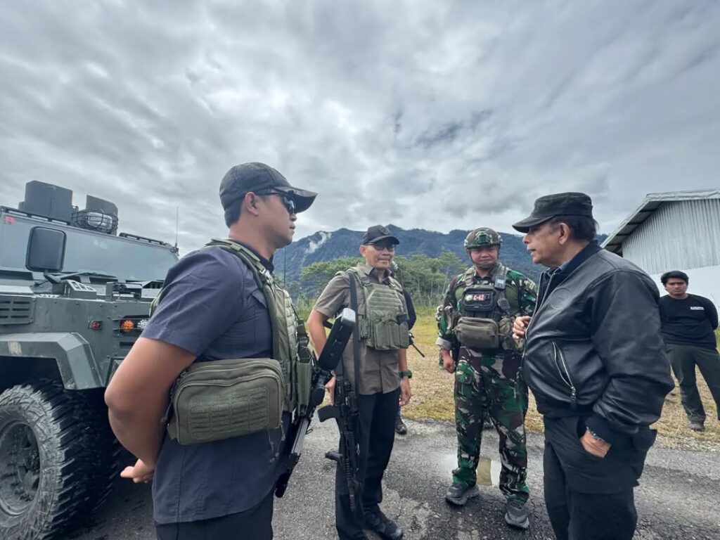 UTUSAN MENTERI PERTAHANAN ZACKY ANWAR MAKARIM BERKUNJUNG KE TITIK KUAT MAMBA SATGAS YONIF 509 K (1)