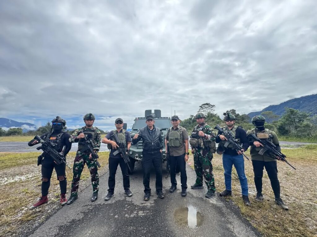 UTUSAN MENTERI PERTAHANAN ZACKY ANWAR MAKARIM BERKUNJUNG KE TITIK KUAT MAMBA SATGAS YONIF 509 KOSTRAD, BERBAGI PENGALAMAN DAN MOTIVASI  Intan Jaya, Papua Tengah – Utusan Menteri Pertahanan RI, Zacky Anwar Makarim, mengunjungi Titik Kuat Mamba, Satgas Yonif 509 Kostrad, di Sugapa, Intan Jaya, Papua Tengah. Kehadirannya memberikan semangat baru bagi prajurit sekaligus menjadi ajang berbagi pengalaman inspiratif selama beliau bertugas di masa lalu. Kamis(02/01/2025)  Disambut langsung oleh Dansatgas Yonif 509 Kostrad, Letkol Inf Dian D Setyadi, beserta jajaran prajurit, Zacky Anwar Makarim menyampaikan rasa bangga dan apresiasi atas dedikasi seluruh personel Satgas dalam menjaga keamanan dan mendukung masyarakat Papua, meskipun berada di wilayah dengan tantangan yang tidak mudah.  Dalam obrolannya dengan para prajurit, Zacky Anwar Makarim menceritakan pengalaman pribadinya saat bertugas di medan yang serupa. Beliau juga berbagi strategi dan nilai-nilai yang penting selama bertugas, seperti menjaga solidaritas, tetap fokus pada misi, dan senantiasa menjalin hubungan baik dengan masyarakat setempat. “Komunikasi yang baik dengan masyarakat adalah kunci keberhasilan tugas di lapangan. Itu adalah pengalaman berharga yang saya pelajari selama bertugas,” tambahnya.  Dansatgas Letkol Inf Dian D Setyadi menyampaikan rasa terima kasih atas motivasi dan wawasan yang diberikan. “Kisah dan pengalaman Bapak Zacky Anwar Makarim menjadi inspirasi bagi kami untuk terus semangat menjalankan tugas. Kehadiran beliau di sini memberikan energi positif yang luar biasa,” ujar Dansatgas.  Selain berbagi cerita, Zacky Anwar Makarim juga meninjau kondisi lapangan serta fasilitas di Titik Kuat Mamba. Kunjungan ini mencerminkan perhatian besar pemerintah terhadap prajurit di garis depan dan memperkuat komitmen bersama untuk menjaga kedaulatan dan kedamaian di Papua.