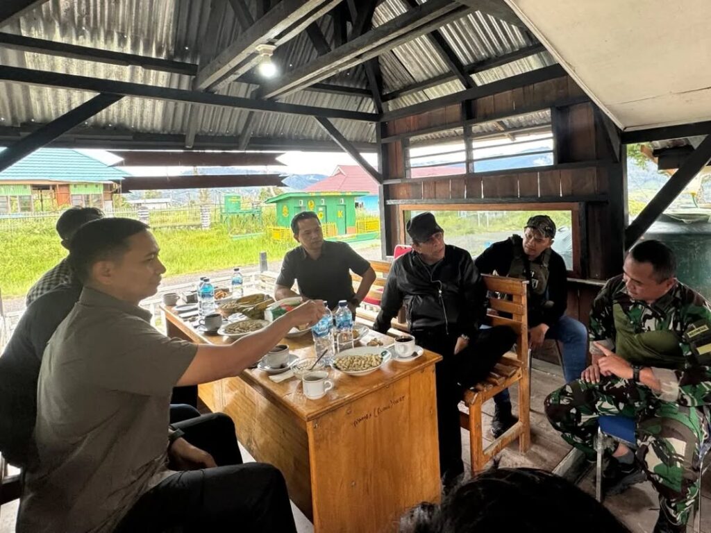 UTUSAN MENTERI PERTAHANAN ZACKY ANWAR MAKARIM BERKUNJUNG KE TITIK KUAT MAMBA SATGAS YONIF 509 K (3)