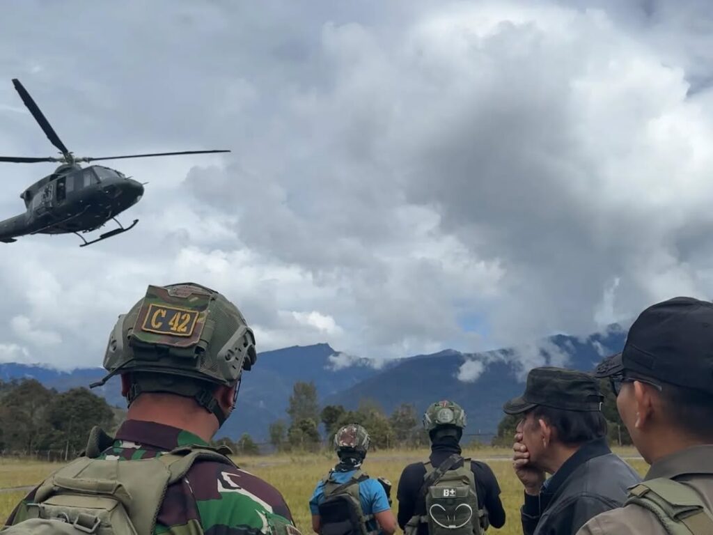 UTUSAN MENTERI PERTAHANAN ZACKY ANWAR MAKARIM BERKUNJUNG KE TITIK KUAT MAMBA SATGAS YONIF 509 K (4)