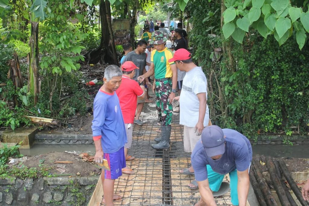 Yonif 509 Kostrad Melaksanakan Kegiatan Karya Bakti Pengecoran Jembatan dalam Rangka HUT Kostrad (2)