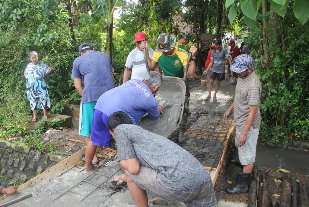 Yonif 509 Kostrad Melaksanakan Kegiatan Karya Bakti Pengecoran Jembatan dalam Rangka HUT Kostrad (3)