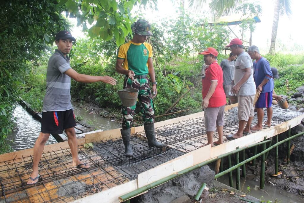 Yonif 509 Kostrad Melaksanakan Kegiatan Karya Bakti Pengecoran Jembatan dalam Rangka HUT Kostrad (4)