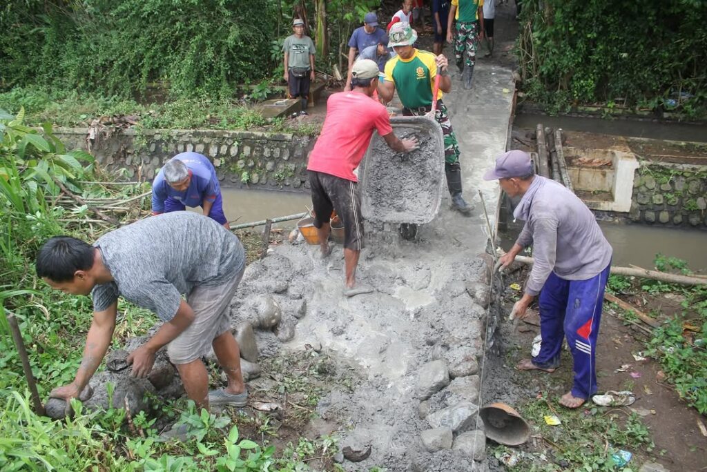 Yonif 509 Kostrad Melaksanakan Kegiatan Karya Bakti Pengecoran Jembatan dalam Rangka HUT Kostrad ke-64 Tahun 2025  Dukuhmencek, 22 Februari 2025 – Dalam rangka memperingati Hari Ulang Tahun (HUT) Kostrad yang ke-64, Yonif 509 Kostrad melaksanakan kegiatan Karya Bakti berupa pengecoran jembatan di Desa Dukuhmencek, Kecamatan Sukorambi. Kegiatan ini dilaksanakan sebagai bentuk pengabdian kepada masyarakat dan untuk mendukung program pembangunan infrastruktur di desa tersebut.  Kegiatan yang berlangsung pada hari ini diikuti oleh 10 personel dari Yonif 509 DPP Serka Yoko, 1 orang anggota dari Koramil, serta 20 orang masyarakat Desa Dukuhmencek. Para anggota dan masyarakat secara gotong royong bekerja bersama-sama untuk melakukan pengecoran jembatan yang sangat dibutuhkan oleh warga setempat sebagai sarana penghubung antar desa.  Serka Yoko yang mewakili Yonif 509 Kostrad dalam kegiatan tersebut menyampaikan, “Kegiatan ini merupakan wujud nyata dari kepedulian kami sebagai bagian dari TNI kepada masyarakat. Kami berharap dengan adanya jembatan yang kokoh, dapat meningkatkan kesejahteraan masyarakat Desa Dukuhmencek dan memperlancar akses transportasi di wilayah ini. Ungkap KA Korum Letda inf Mahsun  Karya Bakti ini mendapat respon positif dari masyarakat Desa Dukuhmencek yang sangat antusias membantu pelaksanaan pengecoran jembatan. Kepala Desa Dukuhmencek juga mengapresiasi dukungan dari Yonif 509 Kostrad dan pihak terkait yang telah membantu dalam pembangunan infrastruktur yang vital bagi desa mereka. ujar Kepala Desa Dukuhmencek.  “Semoga kegiatan ini tidak hanya bermanfaat dalam jangka pendek, tetapi juga memberikan dampak positif dalam jangka panjang bagi kemajuan Desa Dukuhmencek,” tutupnya