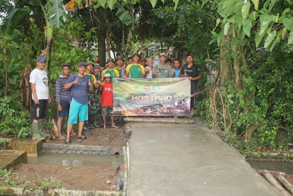 Yonif 509 Kostrad Melaksanakan Kegiatan Karya Bakti Pengecoran Jembatan dalam Rangka HUT Kostrad (7)
