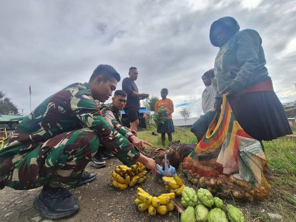 Satgas Yonif 509 Kostrad Laksanakan kegiatan "Rosita" di Tk Mamba, Dukung Perekonomian Warga.  Intan Jaya, Papua – Satgas Yonif 509 Kostrad kembali melaksanakan kegiatan ‘Rosita’ (Borong Hasil Tani) di Titik Kuat (TK) Mamba sebagai bentuk kepedulian terhadap kesejahteraan masyarakat setempat. Dalam kegiatan ini, personel Satgas membeli berbagai hasil pertanian yang dibawa oleh Mama-Mama Papua ke sekitar Tk. Mamba, memberikan dampak positif bagi perekonomian warga. Jumat (31/01/2025)  Patop Satgas Yonif 509 Kostrad, Lettu Ctp Agus Firman, menyampaikan bahwa kegiatan ‘Rosita’ tidak hanya membantu meningkatkan pendapatan para petani lokal, tetapi juga mempererat hubungan antara Satgas Yonif 509 Kostrad dengan masyarakat.  “Kami berusaha untuk terus mendukung masyarakat dengan membeli hasil bumi mereka secara langsung. Ini adalah salah satu cara kami berkontribusi dalam meningkatkan kesejahteraan warga, sekaligus menjaga kedekatan dan kebersamaan dengan masyarakat di sekitar pos,” ujar Lettu Ctp Agus Firman.  Salah seorang warga, Mama Yuliana, menyampaikan rasa terima kasihnya kepada Satgas Yonif 509 Kostrad atas kepedulian mereka.  “Kami senang karena hasil tani kami bisa dibeli langsung oleh bapak-bapak TNI. Ini sangat membantu kami, terutama dalam memenuhi kebutuhan sehari-hari,” ujarnya dengan penuh syukur.