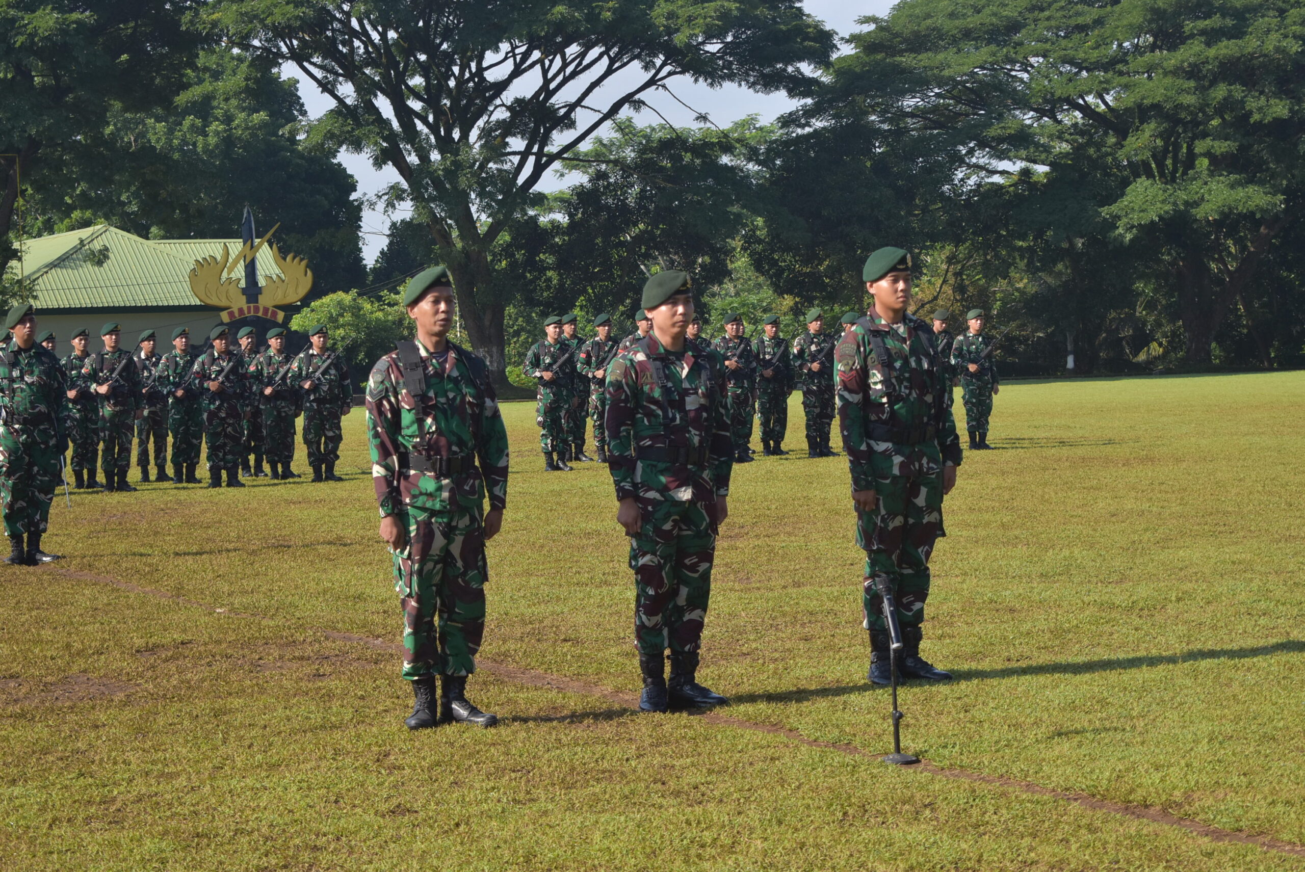 Brigif 9/DY/2 Kostrad, Melaksanakan Upacara Pengibaran Bendera Merah Putih.

Brigif 9/DY/2 Kostrad, melaksanakan upacara pengibaran Bendera Merah Putih dengan Danbrigif 9/DY/2 Kostrad, Kolonel Inf Roliyanto, S.I.P., M.I.P. bertindak sebagai Inspektur upacara (Irup) bertempat di Lapangan Upacara Markas Brigif 9/DY/2 Kostrad, Kecamatan Patrang, Kabupaten Jember, Senin (03/11/2025).

Upacara pengibaran Bendera Merah Putih yang memiliki makna penting sebagai upaya untuk mengingatkan prajurit Brigif 9/DY/2 Kostrad untuk menumbuhkan tekad dan semangat para pemuda dan pemudi Indonesia dalam menegakkan kemerdekaan bangsa Indonesia.

Usai melaksanakan upacara Kolonel Inf Roliyanto, S.I.P., M.I.P. melaksanakan jam komandan kepada prajurit Brigif 9/DY/2 Kostrad.

"Sebagai prajurit Kostrad kita harus senantiasa melaksanakan 6 perintah harian Pangkostrad. Hindari pelanggaran sekecil apapun termasuk judi online, karena akan berdampak pada karir dan masa depan prajurit - prajurit sekalian ". Tegas Danbrigif 9/DY/2 Kostrad.