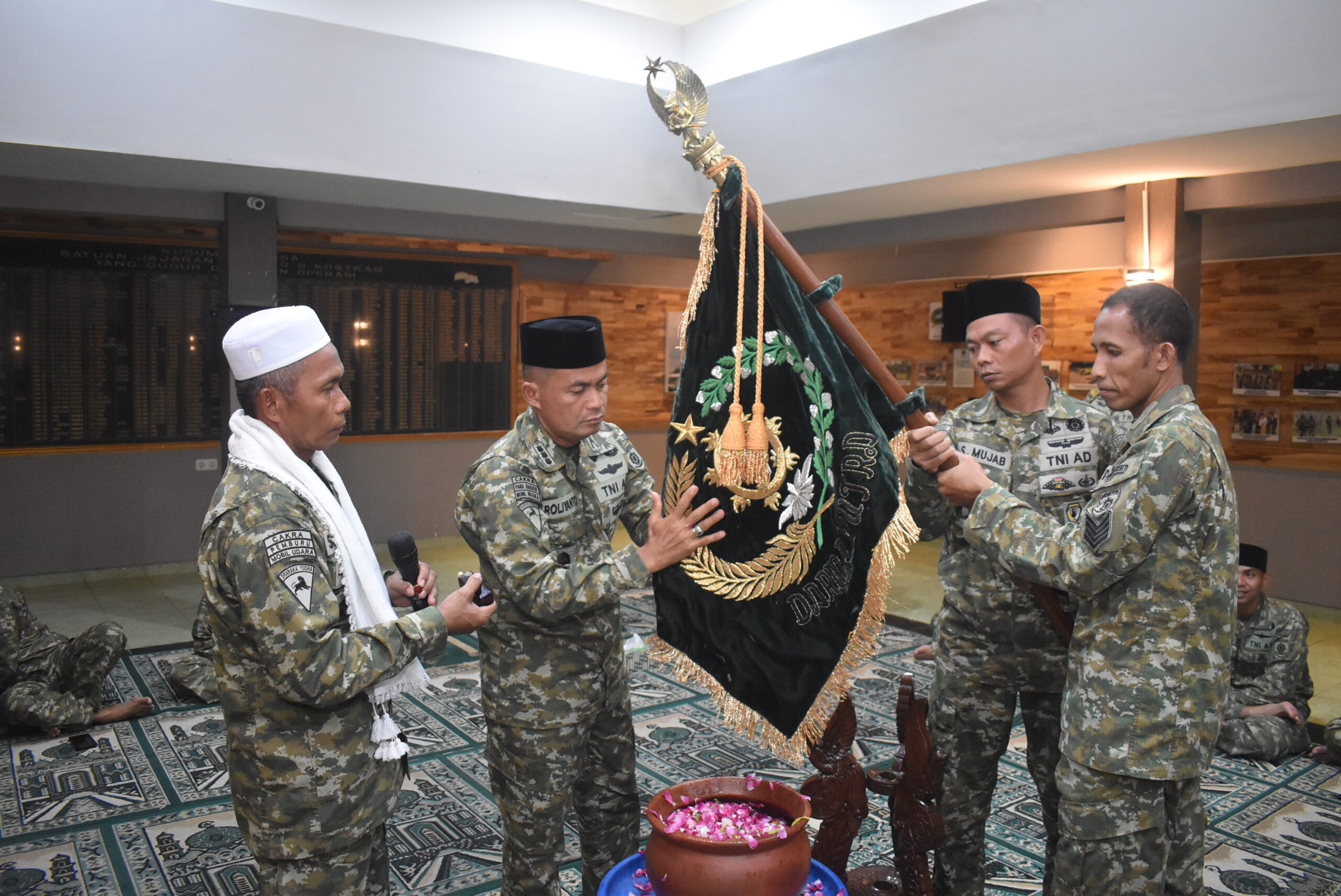 Penjamasan Duaja Dalam Rangka HUT Ke-62 Brigif 9/DY/2 Kostrad.

Memperingati HUT ke-62, Prajurit Brigif 9/DY/2 Kostrad gelar kegiatan Penjamasan Duaja dan Do'a bersama yang diikuti oleh seluruh Prajurit Dharaka Yudha di ruang Hall Mabrigif 9/DY. Patrang, Jember, Senin (24/11/25).

Suasana yang penuh hikmat mewarnai Penjamasan Duaja Brigif 9/DY/2 Kostrad yang merupakan salah satu tradisi yang wajib dilaksanakan setiap menjelang HUT Satuan yang diperingati setiap tanggal 25 November, dimana kegiatan ini merupakan tradisi yang baik, mengandung nilai-nilai luhur, semangat dan bagian dari sejarah satuan yang harus dilestarikan serta dihormati keberadaannya.

Adapun maksud dan tujuan dari kegiatan penjamasan ini adalah untuk menumbuhkan rasa bangga dan cinta terhadap Satuan sehingga dalam setiap pelaksanaan tugasnya Prajurit Brigif 9/DY/2 Kostrad dapat memberikan yang terbaik bagi Kehormatan Satuan.

Kegiatan penjamasan ini dipimpin oleh Danbrigif 9/DY/2 Kostrad, Kolonel Inf Roliyanto, S.I.P., M.I.P. yang diawali dengan Sholat Maghrib' berjamaah, dilanjutkan doa bersama yang dipimpin oleh Ustad Pelda Suhaeri, kemudian dilanjutkan dengan acara penjamasan Duaja Brigif 9/DY/2 Kostrad.

Pada kesempatan tersebut Danbrigif 9/DY/2 Kostrad, Kolonel Inf Roliyanto, S.I.P., M.I.P. memberikan Sambutan bahwa kegiatan ini bertujuan menjaga Tradisi dari Pendahulu untuk menumbuhkan rasa Kebanggaan, Tekad dan semangat agar kedepannya Brigif 9/DY Semakin Kompak, Sukses dan Jaya Selalu.