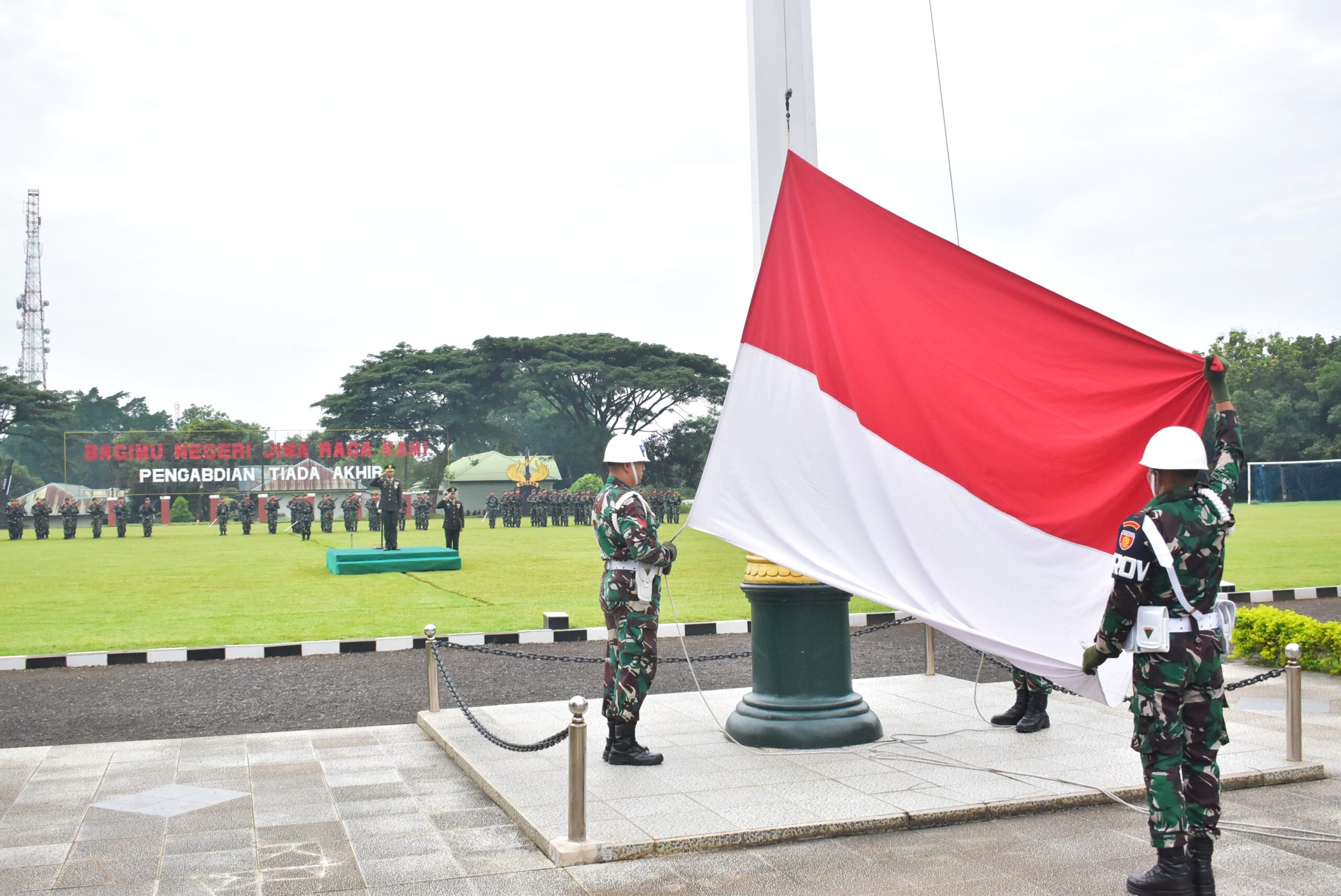 Brigif 9/DY/2 Kostrad, Melaksanakan Upacara Bendera Peringatan Hari Pahlawan.

Brigif 9/DY/2 Kostrad Melaksanakan upacara bendera Peringatan Hari Pahlawan, bertindak sebagai Inspektur upacara Kasipers Brigif 9/DY/2 Kostrad, Mayor Inf Sigit budi satria, S. T.Han bertempat dilapangan Brigif 9/DY/2 Kostrad. Kecamatan Patrang, Kabupaten Jember, Jawa Timur. Senin(10/11/2025).

Berkekuatan 1 SSK prajurit Brigif 9/DY/2 Kostrad melaksanakan Upacara pengibaran bendera peringatan Hari Pahlawan memiliki makna penting, salah satunya adalah sebagai upaya untuk mengingatkan Prajurit Brigif 9/Dharaka Yudha pada perjuangan para pahlawan pendahulu dan juga meningkatkan kedisiplinan prajurit.

Kasipers Brigif 9/DY/2 Kostrad, Mayor Inf Sigit budi satria, S. T.Han membacakan amanat Menteri Sosial Republik Indonesia "Pahlawan Teladanku, Terus Bergerak Melanjutkan Perjuangan. Pesan pesan yang disampaikan mengajak untuk mengenang jasa para pahlawan yang telah berjuang demi kemerdekaan Negara Kesatuan Republik Indonesia.

Lebih lanjut "Keikhlasan dalam berbuat baik, tanpa mengharapkan imbalan, juga merupakan salah satu ciri pahlawan sejati. Mari kita terapkan sikap sikap tersebut dalam kehidupan sehari hari, taklukkan berbekal semangat yang sama seperti dicontohkan para pejuang kita 10 November 1945. Tidak mudah memang, tapi pasti bisa. Karena Pahlawan Bangsa telah mengajarkan kita nilai nilai perjuangan. Nilai yang jika kita ikuti niscaya membawa jejak kemenangan,.Tutupnya