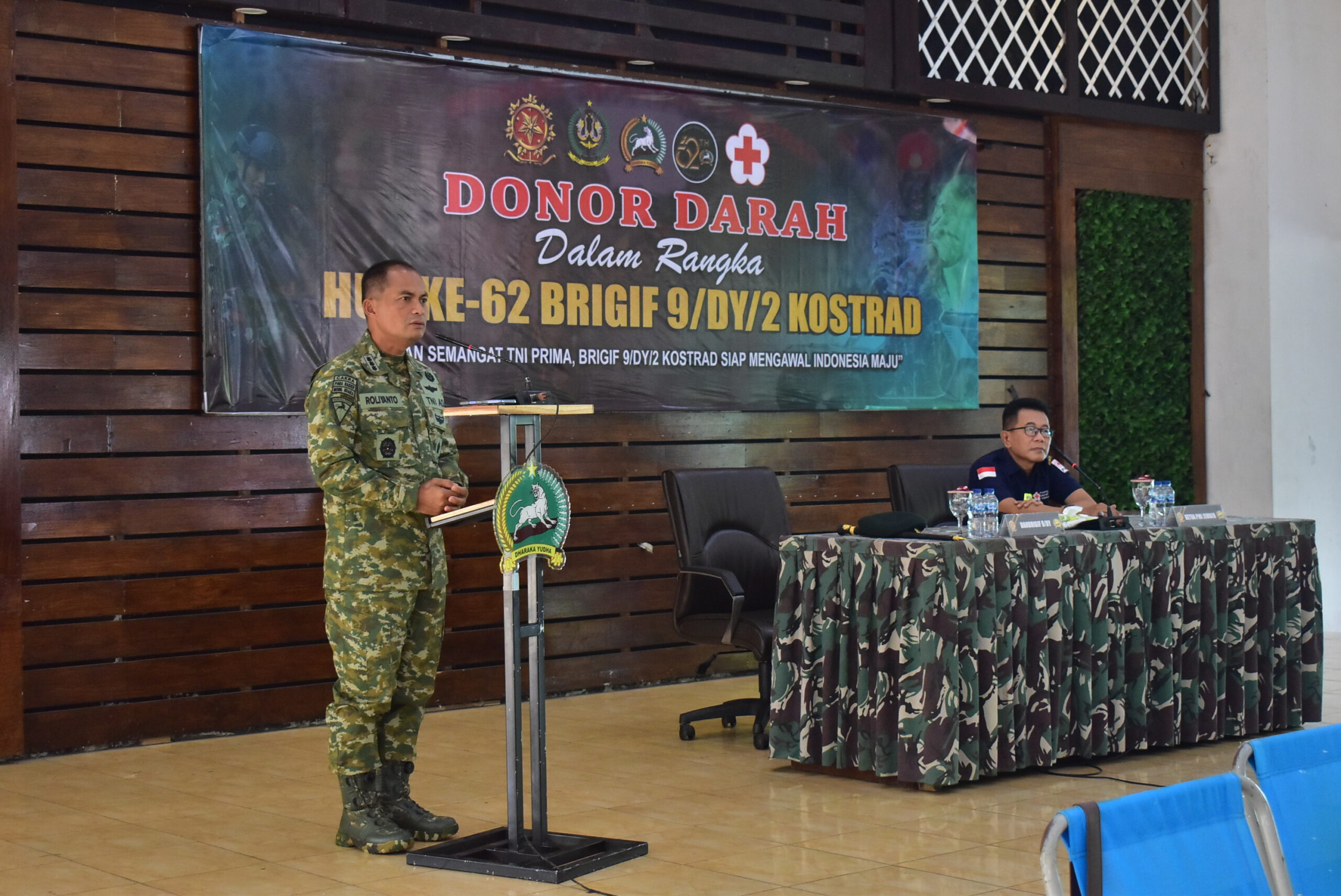 Sambut HUT ke-62 Tahun 2025, Brigif 9/DY/2 Kostrad Mengggelar Bakti Sosial Donor Darah.

Dalam rangka menyambut HUT ke-62 Brigif 9/DY/2 Kostrad melaksanakan Bakti Sosial Donor Darah yang bertempat di Aula Soedirman Brigif 9/DY/2 Kostrad, Kecamatan Patrang, Kabupaten Jember, Jawa Timur.
Rabu(19/11/2025).

Hadir dalam kegiatan Bakti Sosial Donor Darah tersebut Prajurit Brigif 9/DY/2 Kostrad, Batalyon 509/BY, dan Persit, Kodim Jember, Polres Jember, Camat Patrang, Armed 8, Satpol PP, KAI, PSHT, Badan Pusat Statistik, Dinas Sumber daya air, Dan Lapas Kelas ll

Kegiatan Donor Darah ini merupakan rangkaian acara dalam rangka memperingati HUT ke-62 Brigif 9/DY/2 Kostrad, serta sebagai bentuk kepedulian dan dukungan TNI AD khususnya Brigif 9/DY/2 Kostrad, untuk dapat membantu serta meningkatkan kesehatan seluruh masyarakat Jember.

Danbrigif 9/DY/2 Kostrad, Kolonel Inf Roliyanto, S.I.P., M.I.P menyampaikan bahwa kegiatan Donor Darah ini merupakan bentuk kepedulian anggota TNI AD, khususnya Brigif 9/DY/2 Kostrad untuk senantiasa membantu sesama, khususnya kepada pasien-pasien di rumah sakit yang sedang membutuhkan darah.

"Kegiatan ini juga diharapkan dapat mengajak masyarakat umum untuk berbagi dan membantu sesama masyarakat khususnya dalam bidang kemanusiaan, dikarenakan masih banyaknya saudara-saudara kita yang membutuhkan darah untuk transfusi", Tutup Danbrigif 9/DY/2 Kostrad.