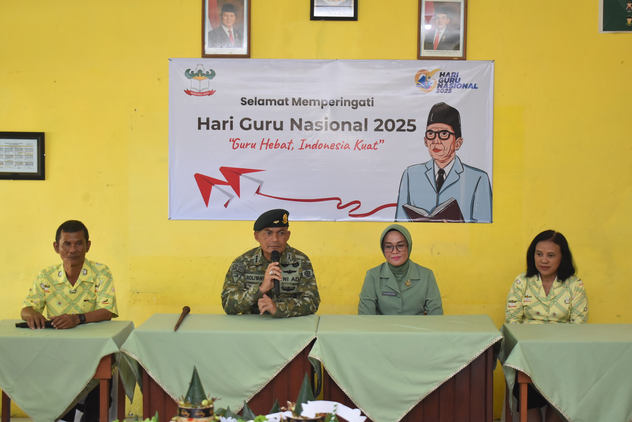Kunjungan Danbrigif 9/DY/2 Kostrad di TK Kartika X-35 & SD Kartika IX-1 Rangka Memperingati Hari Guru Nasional dan HUT Ke-62 Brigif 9/DY/2 Kostrad.

Dalam rangka memperingati Hari Guru Nasional dan HUT Brigif 9/DY/2 Kostrad yang ke 62 tahun 2025, Danbrigif 9/DY/2 Kostrad Kolonel Inf Roliyanto, S.I.P., M.I.P. didampingi oleh Ketua Persit KCK Brigif 9 Koorcab Divif 2 PG Kostrad Ny. Icha Rolyanto melaksanakan kunjungan di TK Kartika X-35 & SD Kartika IX-1. Bertempat di Asmil Brigif 9/DY/2 Kostrad, Kecamatan Patrang, Kabupaten Jember, Jawa Timur. Selasa(25/11/2025).

Kunjungan Danbrigif 9/DY/2 Kostrad Kolonel Inf Roliyanto, S.I.P., M.I.P. didampingi oleh Ketua Persit KCK Brigif 9 Koorcab Divif 2 PG Kostrad Ny. Icha Rolyanto di TK Kartika X-35 & SD Kartika IX-1 merupakan bentuk kepedulian kepada jasa guru yang sangat luar biasa, dalam mengabdiakan diri untuk membentuk siswa yang cerdas dan berkarakter.

"Kunjunga kami di TK Kartika X-35 & SD Kartika IX-1 merupakan sebagai wujud penghormatan dan perhatian kepada pahlawan tanpa tanda jasa ini, kita bisa menjadi orang sukses, hebat, itu semua berkat jasa para guru". Ungkap Danbrigif 9/DY/2 Kostrad.