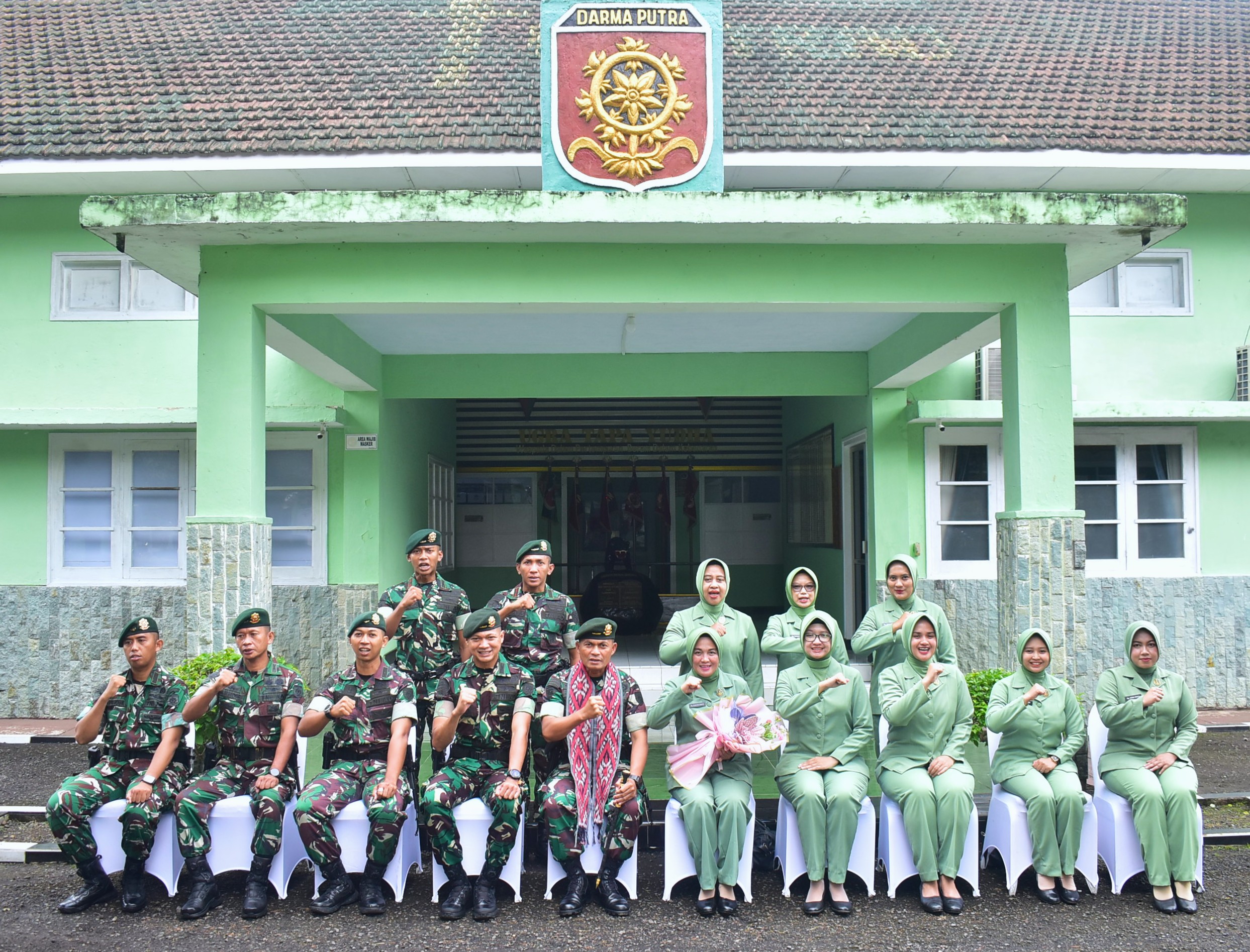 Danbrigif 9/DY/2 Kostrad Melaksanakan Kunjungan Kerja Di Satuan Yonif 515/UTY/9/2 Kostrad.

Danbrigif 9/DY/2 Kostrad, Kolonel Inf Roliyanto, S.I.P., M.I.P. melaksanakan kunjungan kerja disatuan Korum Yonif 515/DY/9/2 Kostrad bertempat di Kecamatan Tanggul, Kabupaten Jember, Jawa Timur. Sabtu(15/11/2025).

Kedatangan Danbrigif 9/DY/2 Kostrad, Kolonel Inf Roliyanto, S.I.P., M.I.P. didampingi oleh ws. Kasipers Brigif 9/DY/2 Kostrad, Pasilog Brigif 9/DY/2 Kostrad serta ws. Pasiops Brigif 9/DY/2 Kostrad dan disambut langsung oleh Pa Korum Yonif 515/UTY/9/2 Kostrad.

Danbrigif 9/DY/2 Kostrad, Kolonel Inf Roliyanto, S.I.P., M.I.P. melakukan penanaman Pohon Kenangan dan dilanjutkan memberikan Pengarahan merupakan wujud kepedulian pimpinan untuk meningkatkan moril prajurit dan mencegah pelanggaran serta dapat bertatap muka langsung dengan prajurit Korum Yonif 515/UTY/9/2 Kostrad.

Serta memberikan Penekanan "Pedomani 6 perintah harian Pangkostrad serta hindari pelanggaran yang berdampak dan merugikan karir maupun keluarga. Laksanakan perintah dengan penuh rasa tanggung jawab, terakhir dari saya jaga komunikasi yang baik antara pimpinan dan anggota". Ungkap Danbrigif 9/DY/2 Kostrad