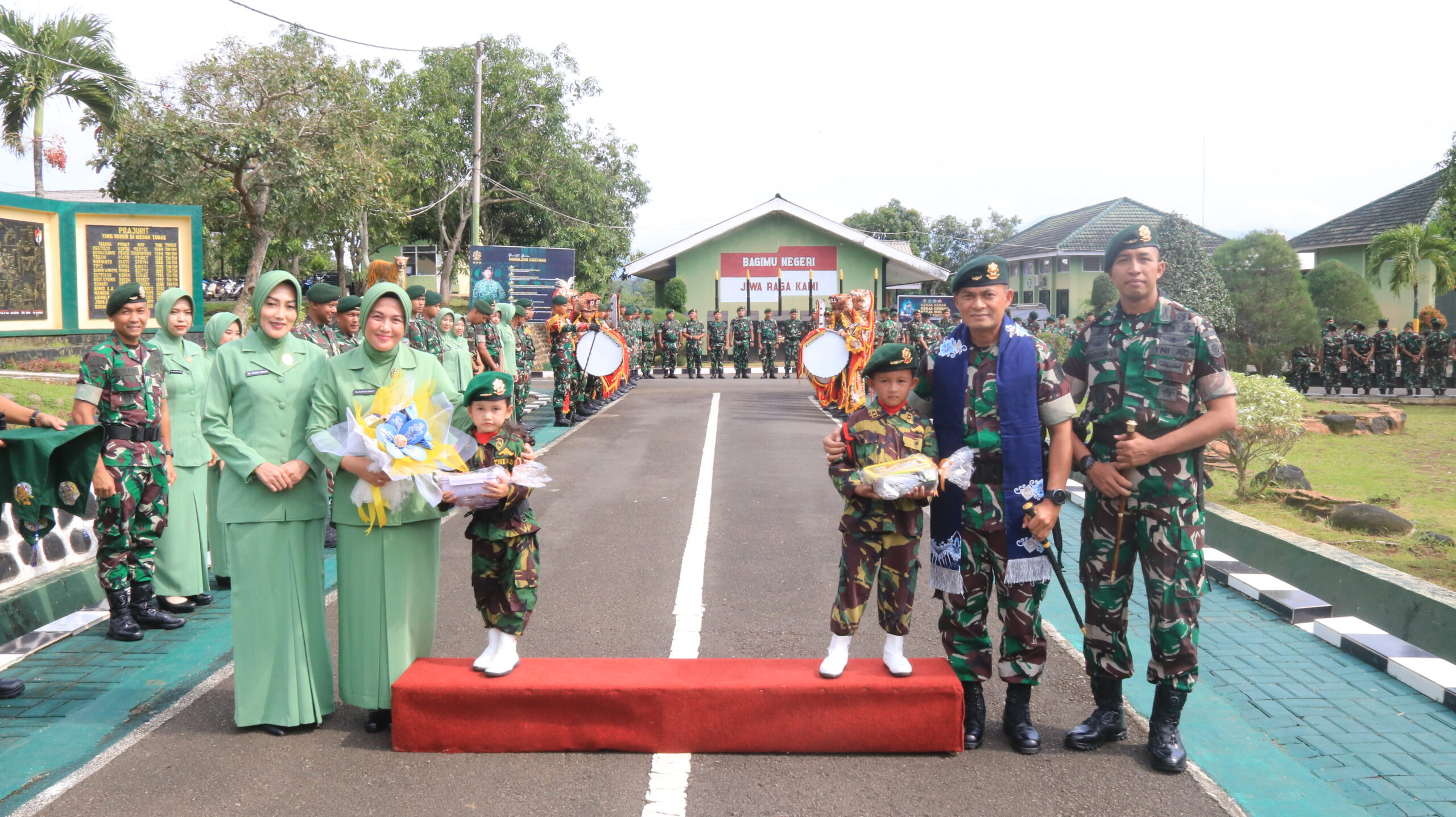Kunjungan Kerja Danbrigif 9/DY/2 Kostrad ke Satuan Yonif 514/SY/9/2 Kostrad

Danbrigif 9/DY/2 Kostrad Kolonel Inf Roliyanto, S.I.P., M.I.P didampingi Ibu Ketua Persit KCK Cabang XII Brigif 9 Koorcab Divif 2 PG Kostrad, Ny. Icha Roliyanto Melaksanakan Kunjungan Kerja di Markas Yonif 514/SY/9/2 Kostrad, Kec. Curahdami, Kab. Bondowoso, Senin (17/11/2025).

Turut Hadir mendampingi Danbrigif 9/DY/2 Kostrad, ws. Kasipers Brigif 9/DY/2 Kostrad, Pasilog Brigif 9/DY/2 Kostrad, ws. Pasiops Brigif 9/DY/2 Kostrad serta Ibu Pengurus Persit Cabang XXII Brigif 9 Koorcab Divif 2 PG Kostrad dalam Kunjungan Kerja di Satuan Yonif 514/SY/9/2 Kostrad tersebut, Danbrigif 9/DY/2 Kostrad melakukan penanaman pohon kenangan serta memberikan Pengarahan dan Penekanan 6 Perintah Harian Pangkostrad kepada Seluruh Prajurit dan Persit dan diantaranya agar meningkatkan keimanan dan ketaqwaan kepada Allah SWT, pelihara kemampuan, keterampilan, kesehatan, menjaga postur tubuh ideal dan menjaga kondisi fisik serta bekerja sesuai tugas dan disiplin waktu serta pelihara kerapian sehingga menunjukkan kualitas kita sebagai prajurit Sabaddha Yudha yang Profesional.

Danbrigif 9/DY/2 Kostrad Kolonel Inf Roliyanto, S.I.P., M.I.P menyampaikan apresiasi kepada Danyonif 514/SY/9/2 Kostrad dan Wadanyonif 514/SY/9/2 Kostrad "Terimakasih Danyonif 514/SY/9/2 Kostrad dan Wadanyonif 514/SY/9/2 Kostrad atas upaya dan inovasi yang diberikan kepada Batalyon 514/SY/9/2 Kostrad sehingga apa yang sudah diperbuat sangat bermanfaat bagi Prajurit Yonif 514/SY/9/2 Kostrad maupun masyarakat Bondowoso".

Lebih lanjut "Sebagai prajurit kostrad, saya harapkan prajurit Sabadha Yudha menjadi prajurit yang hebat dan sukses dengan menjadi prajurit yang baik, dicintai rakyat, pintar/cerdas, peduli keluarga dan satuan memiliki wawasan yang luas serta berbuat, peduli, bertanggung jawab untuk menjadikan satuan yang hebat, solid, militan dan juara" Tutup Danbrigif 9/DY/2 Kostrad