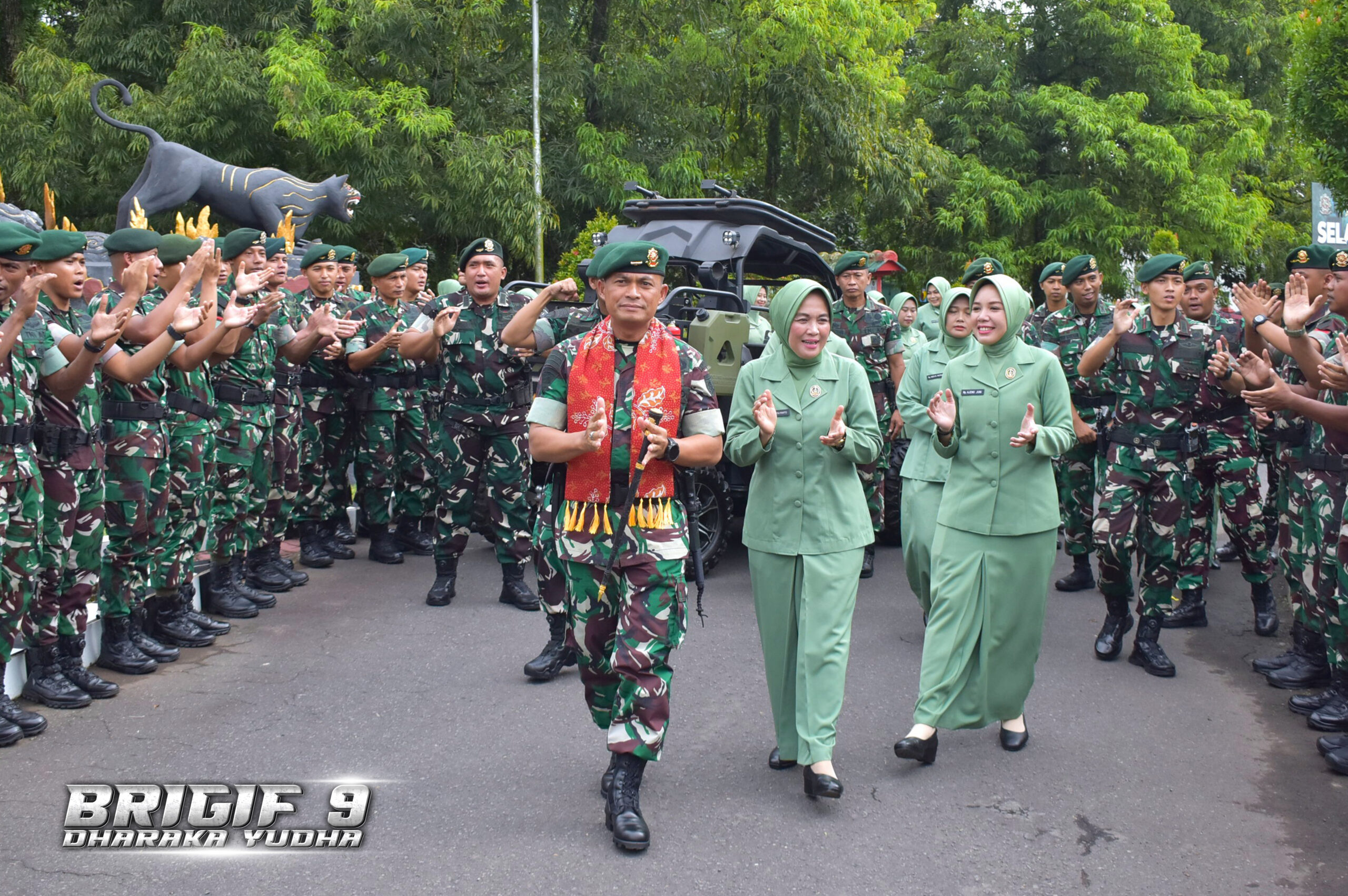 Kunjungan Kerja Danbrigif 9/DY/2 Kostrad ke Satuan Yonif 509/BY/9/2 Kostrad.

Danbrigif 9/DY/2 Kostrad Kolonel Inf Roliyanto, S.I.P., M.I.P. didampingi Ibu Ketua Persit KCK Cabang XII Brigif 9 Koorcab Divif 2 PG Kostrad, Ny. Icha Roliyanto melaksanakan kunjungan kerja di Markas Yonif 509/BY/9/2 Kostrad, Kec. Sumbersari, Kab. Jember, Kamis (13/11/2025).

Turut hadir mendampingi Danbrigif 9/DY/2 Kostrad, ws. Kasipers Brigif 9/DY/2 Kostrad, Pasilog Brigif 9/DY/2 Kostrad, ws. Pasiops Brigif 9/DY/2 Kostrad, serta Ibu Pengurus Persit Cabang XXII Brigif 9 Koorcab Divif 2 PG Kostrad. Dalam Kunjungan Kerja di Satuan Yonif 509/BY/9/2 Kostrad tersebut, Danbrigif 9/DY/2 Kostrad melakukan penanaman pohon kenangan serta dilanjutkan memberikan pengarahan dan penekanan 6 Perintah Harian Pangkostrad oleh Danbrigif kepada Seluruh Prajurit dan Persit serta agar meningkatkan keimanan dan ketaqwaan kepada Allah SWT, pelihara kemampuan, keterampilan, kesehatan, menjaga postur tubuh ideal dan menjaga kondisi fisik serta bekerja sesuai tugas dan disiplin waktu serta pelihara kerapian sehingga menunjukkan kualitas diri sebagai prajurit Condromowo yang Profesional.

Danbrigif 9/DY/2 Kostrad Kolonel Inf Roliyanto, S.I.P., M.I.P. menyampaikan apresiasi kepada Danyonif 509/BY/9/2 Kostrad Letnan Kolonel Inf Juni Fitrian, S.H. "Terimakasih atas upaya dan inovasi yang diberikan kepada Yonif 509/BY/9/2 Kostrad sehingga apa yang sudah diperbuat sangat bermanfaat bagi Prajurit dan Persit Yonif 509/BY/9/2 Kostrad maupun masyarakat Jember".

"Sebagai prajurit Kostrad, saya harapkan prajurit Condromowo menjadi prajurit yang hebat dan sukses dengan menjadi prajurit yang baik, berkarakter, dicintai rakyat, pintar/cerdas (pemikir, perencana, pekerja), peduli, cinta keluarga dan satuan memiliki wawasan yang luas, peduli, minimalisir pelanggaran, dan bertanggung jawab untuk menjadikan satuan yang hebat, solid, militan dan juara" Tutup Danbrigif 9/DY/2 Kostrad.