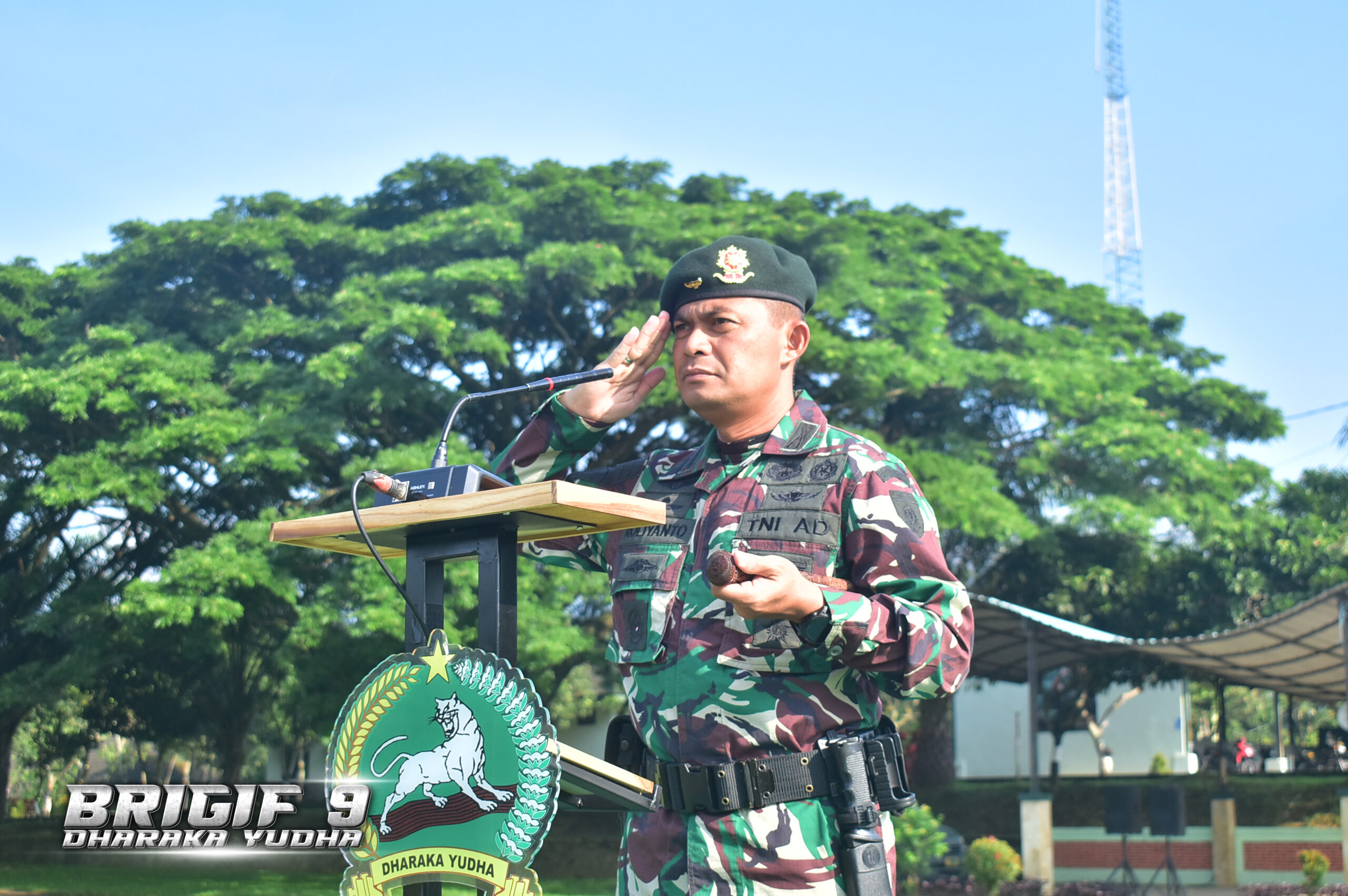 Brigif 9/DY/2 Kostrad, Melaksanakan Upacara Peringatan Hari Sumpah Pemuda.

Brigif 9/DY/2 Kostrad, melaksanakan upacara peringatan Hari Sumpah Pemuda dengan Danbrigif 9/DY/2 Kostrad, Kolonel Inf Roliyanto, S.I.P., M.I.P. bertindak sebagai Inspektur upacara (Irup) bertempat di Lapangan Upacara Markas Brigif 9/DY/2 Kostrad, Kecamatan Patrang, Kabupaten Jember, Senin (28/10/2025).

Upacara Pengibaran Bendera memperingati Hari Sumpah Pemuda yang memiliki makna penting sebagai upaya untuk mengingatkan prajurit Brigif 9/DY/2 Kostrad untuk menumbuhkan tekad dan semangat para pemuda dan pemudi Indonesia dalam menegakkan kemerdekaan bangsa
Indonesia.

Danbrigif 9/DY/2 Kostrad, Kolonel Inf Roliyanto, S.I.P., M.I.P. membacakan amanat Bapak Erick Tohir (Menteri Pemuda dan Olahraga Republik Indonesia) "Hari ini kita berdiri dibawah langit merah putih, langit yang menaungi para pemuda 1928. Hari ini saya ucapkan selamat Hari Sumpah Pemuda ke-97 tahun 2025. Mari kita jaga api perjuangan ini. Demi Indonesia Raya yang kuat, adil, makmur dan disegani dunia. Salam Pemuda"

Usai melaksanakan upacara Kolonel Inf Roliyanto, S.I.P., M.I.P. melaksanakan pelepasan burung merpati sebagai bentuk komitmen prajurit Dharaka Yudha dalam menjaga keseimbangan ekosistem alam dan dilanjutkan jam komandan kepada prajurit Brigif 9/DY/2 Kostrad.

"Sebagai prajurit Kostrad kita harus senantiasa melaksanakan 6 perintah harian Pangkostrad. Jangan ragu melaksanakan tugas, Jadilah insan yang bersyukur dan setia, Kita harus beretika dan berlogika dalam melaksanakan tugas, Jadikan kemenangan sebagai tradisi, Pantang berbuat pelanggaran dan Pedomani Sapta Marga, Sumpah Prajurit serta 8 Wajib TNI". Tegas Danbrigif 9/DY/2 Kostrad.