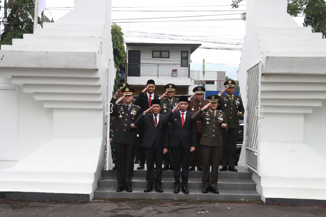 Danbrigif 9/DY/2 Kostrad Melaksanakan Upacara Ziarah Nasional Memperingati Hari Pahlawan.

Dalam rangka memperingati Hari Pahlawan 10 November 2025, Danbrigif 9/DY/2 Kostrad Kolonel Inf Roliyanto, S.I.P., M.I.P Melaksanakan Upacara Ziarah Nasional di Taman Makam Pahlawan (TMP) Kec. Patrang, Kab. Jember, Senin(10/11/25).

Bertindak sebagai Inspektur Upacara Ziarah Nasional adalah Komandan Kodim 0824 Jember, Letkol Arm. Indra Ardiansyah, G.Dip., M.Han.Turut hadir dalam Upacara Ziarah Nasional Bupati Jember, Ketua DPRD Kab Jember, Kapolres Jember, Para Dansat Jajaran TNI di jember, beserta Forkopimda kabupaten Jember.

Upacara Ziarah Nasional yang diikuti oleh Ratusan Peserta dilaksanakan dengan Tertib, Aman dan Khidmat. Pada Kesempatan tersebut Danbrigif 9/DY/2 Kostrad Kolonel Inf Roliyanto, S.I.P., M.I.P menyampaikan bahwa Kegiatan Upacara Ziarah Nasional ini Merupakan Agenda yang rutin dilaksanakan untuk mengenang jasa para Pahlawan Kemerdekaan yang telah Gugur.

Dalam rangkaian Upacara Ziarah Nasional Peringatan Hari Pahlawan dibuka dengan penghormatan kepada arwah Pahlawan yang telah gugur mendahului kita dilanjut peletakan karangan bunga oleh Irup Komandan Kodim 0824 Jember, Letkol Arm. Indra Ardiansyah, G.Dip., M.Han. Di tugu monument taman makam Pahlawan Patrang. Kegiatan diakhiri dengan tabur bunga dan diikuti oleh seluruh peserta upacara.