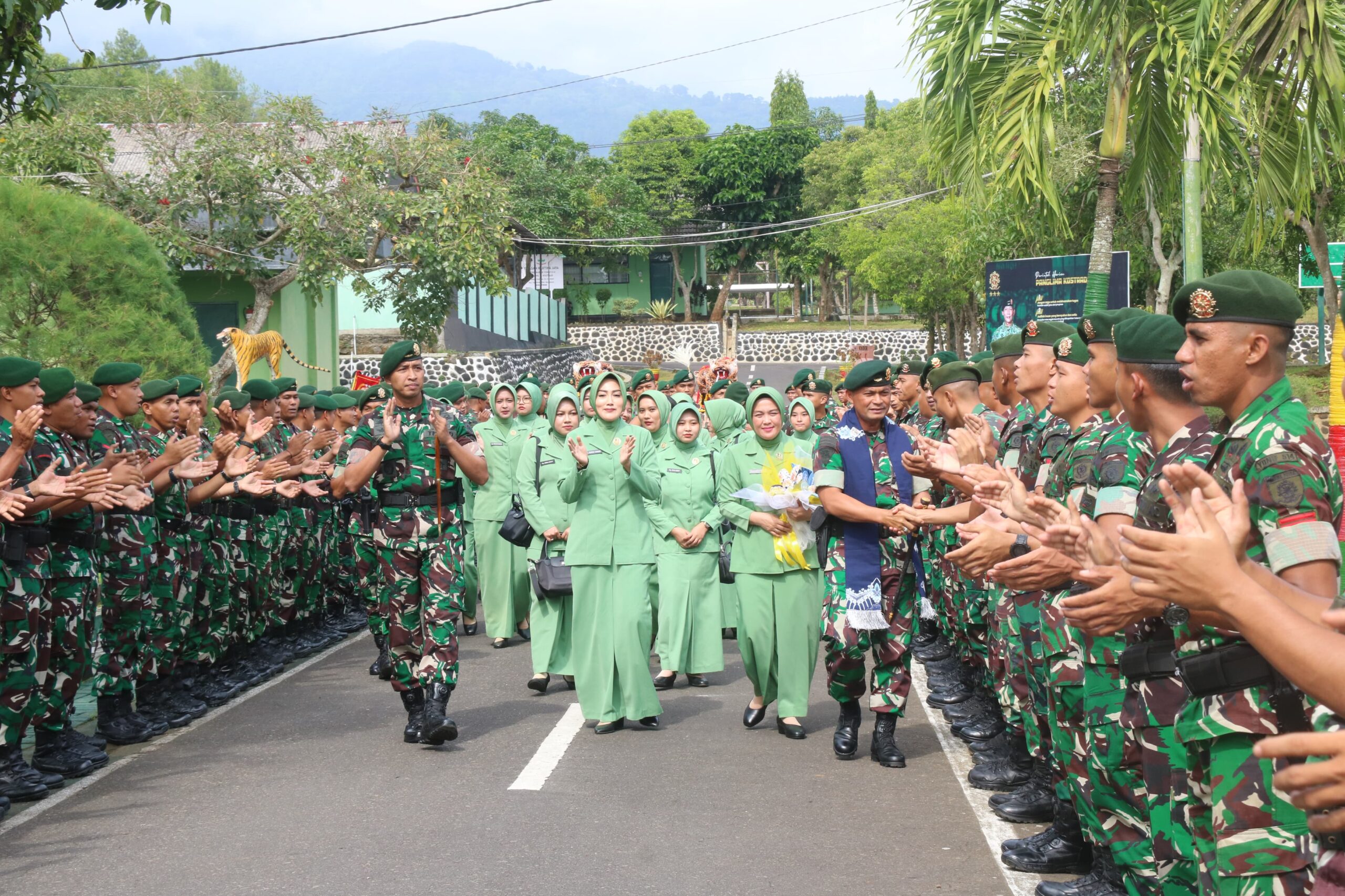 Dalam upaya memperkuat soliditas satuan serta memastikan pelaksanaan tugas sesuai arahan komando atas, Danbrigif 9/Dharaka Yudha, Kolonel Inf Roliyanto, S.I.P., M.I.P., melaksanakan kunjungan kerja ke Yonif 514/SY pada Senin (17/11/2025). Kegiatan berlangsung di Balai Prajurit Sabaddha (BPS), Mayonif 514/SY, Curahdami, Bondowoso, dengan didampingi jajaran Pejabat Brigif 9/DY.  Kunjungan kerja ini diawali dengan penyambutan resmi oleh Danyonif 514/SY beserta para perwira staf dilanjutkan dengan paparan satuan dan pengarahan langsung dari Danbrigif 9/DY yang menekankan pentingnya penguatan karakter, disiplin, serta profesionalisme prajurit dalam menjalankan tugas pengabdian.  Dalam arahannya, Kolonel Inf Roliyanto menegaskan kembali implementasi poin-poin Enam Perintah Harian Pangkostrad, yang menjadi pedoman moral, etika, dan kinerja seluruh prajurit jajaran Kostrad.  Danbrigif 9/DY juga mengapresiasi berbagai program pembinaan dan capaian positif Yonif 514/SY, serta menekankan agar satuan tetap mempertahankan kualitasnya sebagai pasukan yang disiplin, responsif, dan adaptif terhadap perkembangan tugas di masa depan.  “Kita harus menjadi prajurit yang bukan hanya siap digerakkan, tetapi juga mampu menjadi teladan di tengah masyarakat. Enam Perintah Harian Pangkostrad bukan sekadar slogan, tetapi ruh yang harus hidup dalam setiap tindakan,” tegas beliau dalam arahannya.  Momen ini menjadi energi baru bagi prajurit Yonif 514/SY untuk terus meningkatkan kualitas pengabdian demi menjaga kehormatan satuan dan kejayaan TNI AD.