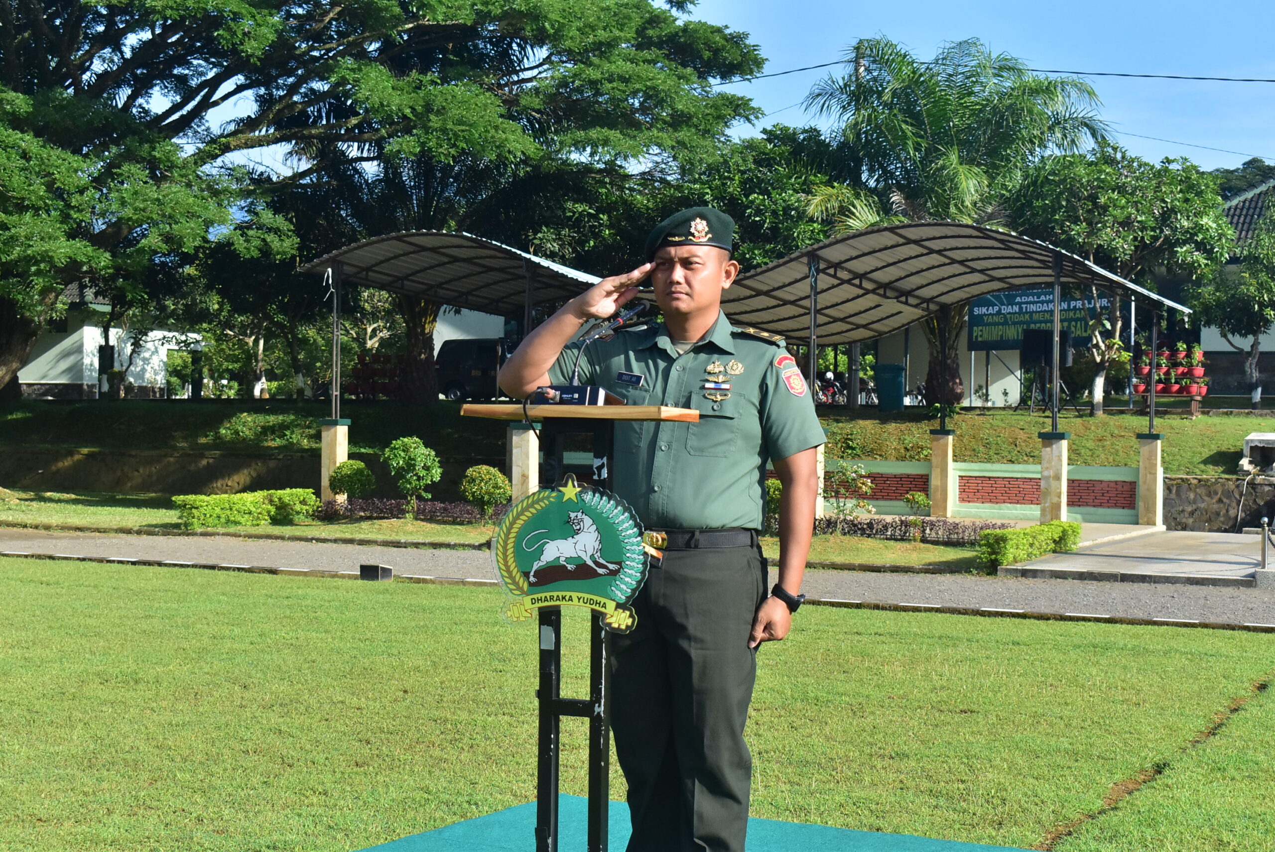 Prajurit Brigif 9/DY/2 kostrad, Laksanakan Upacara Bendera Merah Putih

Prajurit Denma Brigif 9/DY/2 Kostrad Melaksanakan Upacara Bendera dipimpin Kasiter Brigif 9/DY/2 Kostrad, Mayor Inf Didit Aprian Rahmandhita, S.E Inspektur Upacara (Irup) bertempat di Lapangan Upacara Markas Brigif 9/DY/2 Kostrad, Kecamatan Patrang, Kabupaten Jember, Senin (01/12/2025).

Dengan Kekuatan 1 SSK, Pelaksanaan Upacara Pengibaran Bendera yang Secara Rutin dilaksanakan pada setiap hari Senin Setiap minggunya, memiliki makna penting yang salah satunya adalah sebagai upaya untuk Mengingatkan Prajurit Brigif 9/DY/2 Kostrad pada Perjuangan para Pahlawan Pendahulu dan juga Meningkatkan Kedisiplinan Prajurit.

Adapun Rangkaian upacara yang dilaksanakan diantaranya, Pengibaran Bendera Merah Putih, Mengheningkan Cipta, Pembacaan Teks Pancasila oleh Inspektur Upacara, Pengucapan Sapta Marga, Sumpah Prajurit dan 8 Wajib TNI oleh Petugas Upacara dan dilanjutkan dengan Do’a Sebagai Penutup.

Dalam Amanat Danbrigif 9/DY/2 Kostrad Kolonel Inf Roliyanto, S.I.P., M.I.P. yang disampaikan langsung oleh Kasiter Brigif 9/DY/2 Kostrad, Mayor Inf Didit Aprian Rahmandhita, S.E penyampainya mari kita sama sama menjaga Satuan kebanggaan kita ini, Dharaka Yudha, mendekatkan diri kepada Tuhan supaya kita bisa hindari pelanggaran sekecil apapun, seperti pinjam online, judi online dan KDRT maupun kasus kasus yang bisa merugikan diri kita sendiri dan keluarga serta Satuan kita, tetap jaga kesehatan perorangan maupun keluarga kita yang ada dirumah,Tutupnya Kasiter Brigif 9/DY/2 Kostrad