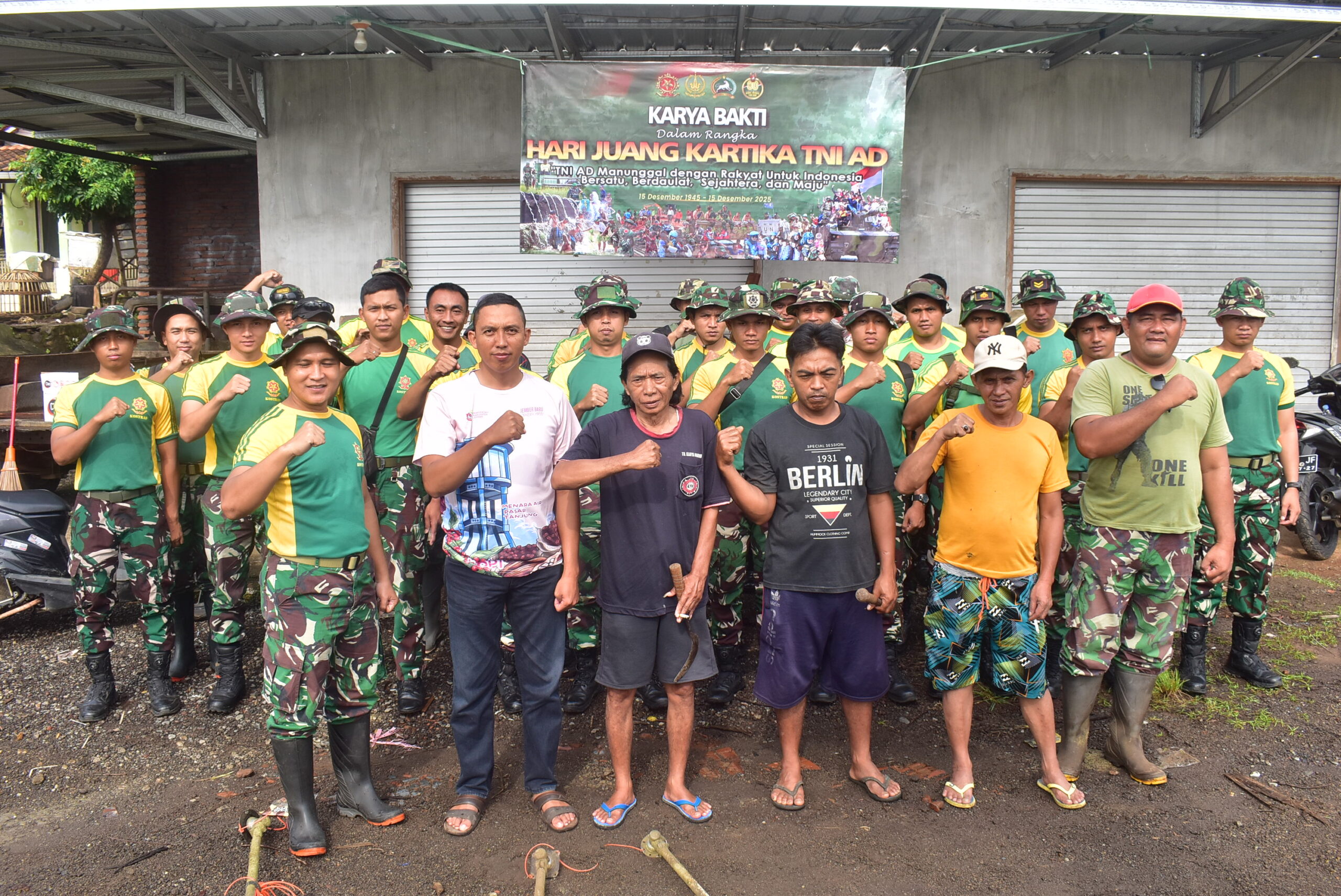 Prajurit Brigif 9/DY/2 Kostrad Melaksanakan Karya Bakti Gabungan dalam rangka Hari Juang TNI-AD ke-80 Tahun 2025.

Dalam rangka memperingati Hari Juang TNI-AD ke-80 Tahun 2025 Prajurit Brigif 9/DY/2 Kostrad melaksanakan Karya Bakti gabungan yang dipimpin langsung oleh Kasiter Brigif 9/DY/2 Kostrad, Mayor Inf Didit Aprian Rahmandita, S.E., M.I.P., yang bertempat di Dusun Plalangan, Kelurahan Bintoro, Kecamatan Patrang, Kabupaten Jember. Sabtu(13/12/2025).

Karya Bakti ini melibatkan 35 orang Anggota Prajurit dan 35 orang masyarakat desa setempat, adapun aksi bersih-bersih ini dilakukan sebagai wujud kepedulian dalam menjaga kebersihan lingkungan dan normalisasi saluran air dan pencegahan banjir dengan turun langsung mengangkat sampah-sampah, membersihkan seloka dan tanaman liar disekitar lingkungan Kelurahan Bintoro

Komandan Brigif 9/DY/2 Kostrad Kolonel Inf Roliyanto, S.I.P., M.I.P. menyampaikan selain mewujudkan kepedulian TNI terhadap masyarakat, kegiatan Karya Bakti juga sebagai sarana mendekatkan TNI dengan rakyat, serta upaya untuk meningkatkan semangat kebersamaan, kegotong-royongan yang selama ini sudah baik terjalin dengan masyarakat.

“Kami juga menghimbau agar masyarakat tidak membuang sampah sembarangan dan lebih peduli terhadap kebersihan lingkungan. mari kita bersama menjaga lingkungan kita ini agar tetap bersih dan memberikan manfaat bagi kehidupan kita”, Tegas Danbrigif 9/DY/2 Kostrad.