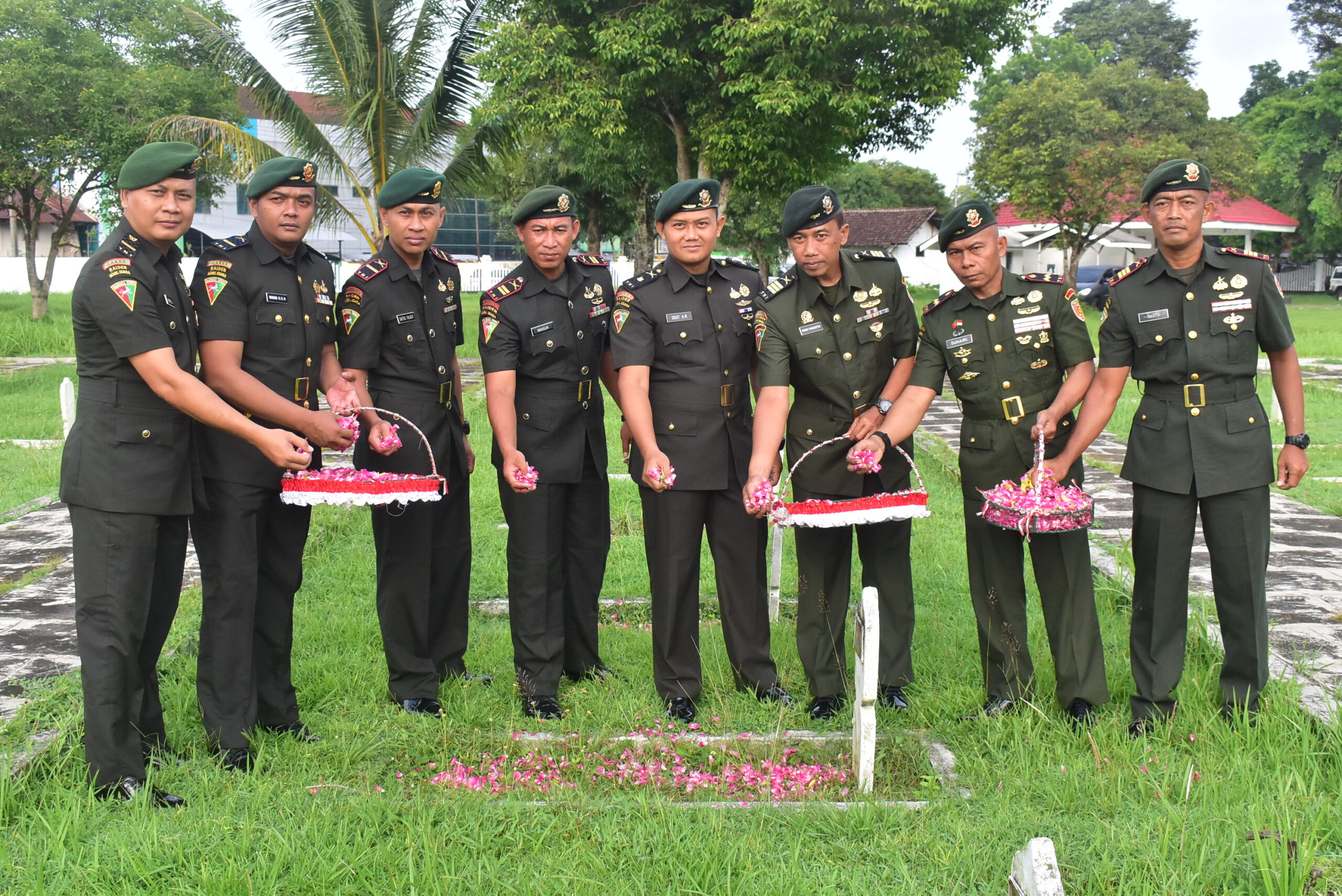 Brigif 9/DY/2 Kostrad Melaksanakan Ziarah Rombongan Dalam Rangka Hari Juang Kartika Ke-80 Tahun 2025.

Dalam rangka memperingati Hari Juang Kartika ke-80 tahun 2025 Brigif 9/DY/2 Kostrad melaksanakan Ziarah Rombongan yang bertempat di Taman Makam Pahlawan(TMP) Patrang, Kabupaten Jember, Jawa Timur. Kamis(11/12/2025).

Ziarah Rombongan yang dipimpin langsung oleh Danyon Armed 8/Udhata Yudha Letkol Arm Indra Asmara Manurung, diikuti oleh Satuan Militer dan Persit Kartika Chandra Kirana Jajaran Wilayah Kabupaten Jember berjalan dengan Khidmat.

Danbrigif 9/DY/2 Kostrad Kolonel Inf Roliyanto, S.I.P., M.I.P. menyampaikan Ziarah Rombongan dalam rangka Hari Juang Kartika ke-80 tahun 2025 merupakan momen penting yang bertujuan menghormati jasa para pahlawan yang telah gugur, mewarisi semangat juang serta mempererat rasa kebersamaan.

"Ziarah Rombongan merupakan agenda rutin tahunan yang dilaksanakan Brigif 9/DY/2 Kostrad yang bertujuan mengenang dan memberikan rasa hormat atas jasa para Patriot Bangsa, Semangat para pahlawan akan terus menjadi inspirasi dalam pengabdian kita kepada Negara Kesatuan Republik Indonesia." Tegas Danbrigif 9/DY/2 Kostrad.