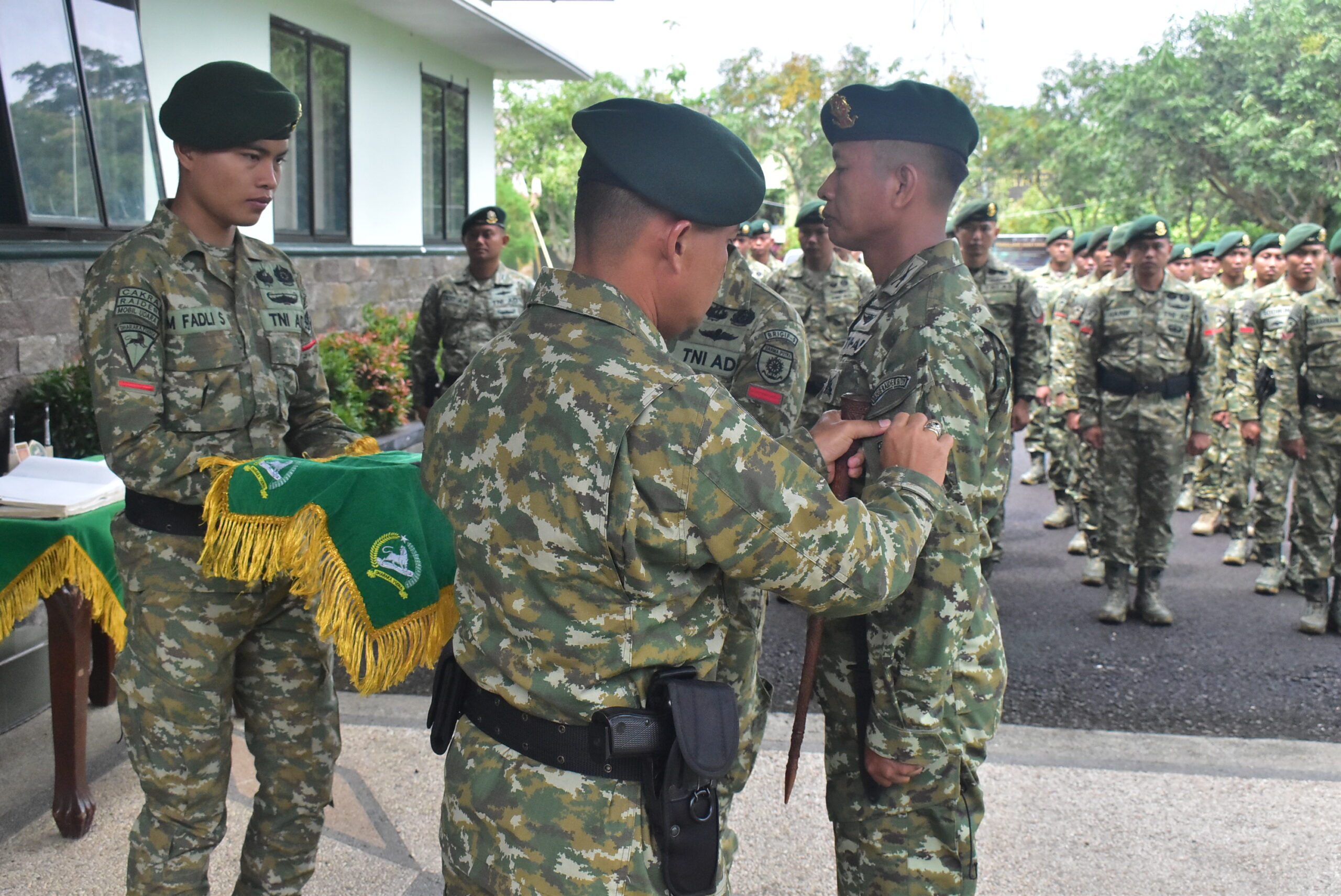 Danbrigif 9/DY/2 Kostrad Pimpin Acara Tradisi Pelepasan Perwira Brigif 9/DY/2 Kostrad

Danbrigif 9/DY/2 Kostrad Kolonel Inf Roliyanto, S.I.P., M.I.P memimpin Acara Tradisi korp raport Pelepasan Perwira Brigif 9/DY/2 Kostrad di Mabrigif 9/DY/2 Kostrad, Kecamatan Patrang, Kabupaten Jember. Jumat (28/11/2025).

Rangkaian kegiatan diawali dengan acara Tradisi Pelepasan di depan Mabrigif 9/DY/2 Kostrad, kemudian dilanjutkan ungkapan kesan dan pesan oleh Danbrigif 9/DY/2 Kostrad kepada Kapten Inf Muhammad Khoiri beserta Istri selama Berdinas di satuan Brigif 9/ DY/2 Kostrad.

Kegiatan pelepasan ini merupakan bagian dinamika organisasi yang berkaitan dengan pembinaan satuan khususnya pembinaan karier personil dengan tujuan untuk memberikan kesempatan bagi pengembangan karier personel, penyegaran organisasi dan Tuntutan tugas beragam yang bermuara Pencapaian kinerja yang semakin baik dan profesional serta meningkatkan kualitas kinerja yang semakin profesional dan produktifitas organisasi totalitas pengabdian dengan berpegang teguh Sapta Marga, Sumpah Prajurit dan menerapkan Budhi Bhakti Wira Utama.

"Kami mengucapkan selamat dan terimakasih yang sebesar-besarnya kepada Kapten Inf Muhammad Khoiri beserta istri atas segala dedikasi dan pengabdiannya yang telah ditunjukkan selamat bertugas di Brigif 9/Dharaka Yudha, ambillah pengalaman dan pelajaran berharga yang bernilai positif untuk menjadi bekal dan iImu disatuan Baru." Ungkap Danbrigif 9/DY/2 Kostrad

Pada acara Tradisi Pelepasan Perwira Brigif 9/DY/2 Kostrad, Danbrigif 9/DY/2 Kostrad Didampingi Ibu Ketua Cabang XXII Brigif 9 Koorcab Divif 2 Kostrad Ny. Icha Roliyanto, Para Kasi Brigif 9/DY/2 Kostrad dan Para Perwira Brigif 9/DY/2 Kostrad serta Pengurus Persit KCK Cabang XXII Brigif 9 Kostrad.