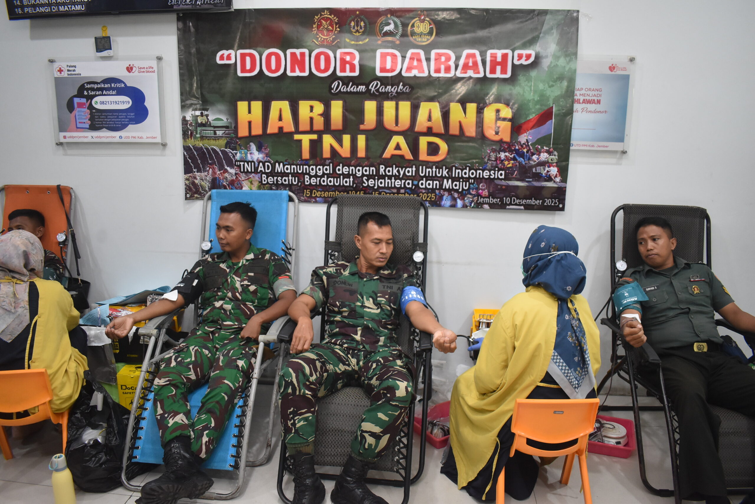 Bakti Kesehatan Prajurit & Persit Brigif 9/DY/2 Kostrad Dalam Rangka Hari Juang Kartika Ke-80 Tahun 2025.

Prajurit dan Persit Brigif 9/DY/2 Kostrad melaksanakan Donor Darah dalam rangka memperingati Hari Juang Kartika Ke-80 tahun 2025, yang bertempat di UTD PMI Kecamatan Patrang, Kabupaten Jember, Jawa Timur. Rabu(10/12/2025).

Danbrigif 9/DY/2 Kostrad Kolonel Inf Roliyanto, S.I.P., M.I.P. menyampaikan kegiatan Donor Darah dalam rangka Hari Juang Kartika yang dilaksanakan oleh Prajurit dan Persit Brigif 9/DY/2 Kostrad merupakan kepedulian dan bukti nyata dukungan TNI AD khususnya Brigif 9/DY/2 Kostrad untuk dapat membantu dan mangatasi kesulitan Masyarakat.

"Donor Darah Ini merupakan implementasi dari 8 Wajib TNI yaitu menjadi contoh mengatasi kesulitan rakyat, dan juga memberikan manfaat kesehatan bagi pendonor seperti mengurangi risiko penyakit jantung". Ungkap Danbrigif 9/DY/2 Kostrad