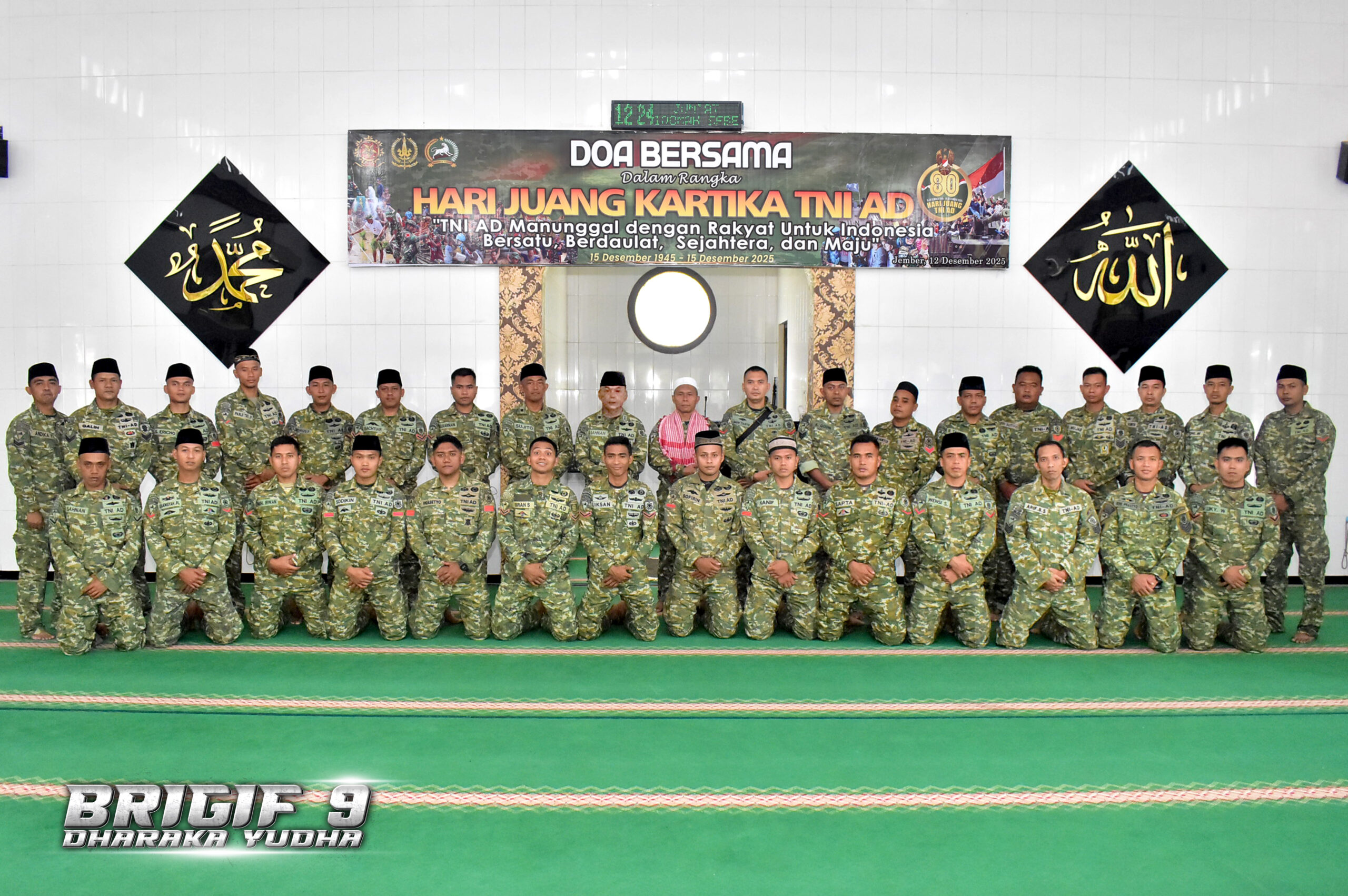 Prajurit Brigif 9/DY/2 Kostrad Gelar Doa Bersama Dalam Rangka Memperingati Hari Juang Kartika TNI AD Ke-80 Tahun 2025.

Seluruh Prajurit Brigif 9/DY/2 Kostrad gelar Doa Bersama di masing-masing tempat Ibadah, baik yang beragama Nasrani (gereja Uekumene), Hindu (Pure Tri Buana Kerthi) dan yang beragama Islam dilaksanakan di Masjid Nur-Inka dalam rangka Memperingati Hari Juang Kartika TNI AD Ke-80 Tahun 2025, Kec Patrang, Kab Jember, Jumat(12/12/2025).

Pada Kesempatan tersebut Pabintal Brigif 9/DY/2 Kostrad, Kapten Inf Endrya Yustarinto mewakili Danbrigif 9/DY/2 Kostrad, Kolonel Inf Roliyanto, S.I.P., M.I.P. beserta Perwira Staf dan Prajurit Ma Denma Brigif 9/DY/2 Kostrad membacakan Surat Yasin, Asmaul Husna, Istigosah dan Doa Syukur yang dipandu oleh Ketua Takmir Masjid Nur Inka Brigif 9/DY/2 Kostrad, Pelda Suhairi.

Danbrigif 9/DY/2 Kostrad, Kolonel Inf Roliyanto, S.I.P., M.I.P. dalam sambutannya, menegaskan bahwa kegiatan ini merupakan bentuk rasa syukur atas pengabdian yang telah dilakukan oleh TNI AD bersama rakyat dalam menjaga keutuhan dan kemajuan bangsa. Selain itu, doa bersama juga bertujuan untuk meningkatkan keimanan, ketaqwaan, serta memohon keselamatan dan keberkahan dalam setiap tugas yang diemban oleh para prajurit.

“Kegiatan ini bukan sekadar rutinitas, tetapi menjadi refleksi atas semangat pantang menyerah yang menjadi karakter dasar prajurit TNI AD. Hari Juang TNI AD adalah momentum untuk memperkuat tekad dalam melanjutkan pengabdian kepada bangsa dan negara,”Ujarnya Danbrigif 9 Kostrad

Melalui kegiatan ini, diharapkan dapat memperkokoh tekad bersama dalam menjaga kedaulatan NKRI. Semangat juang yang diiringi dengan keimanan diharapkan menjadi pondasi kuat dalam menjalankan tugas di masa depan.