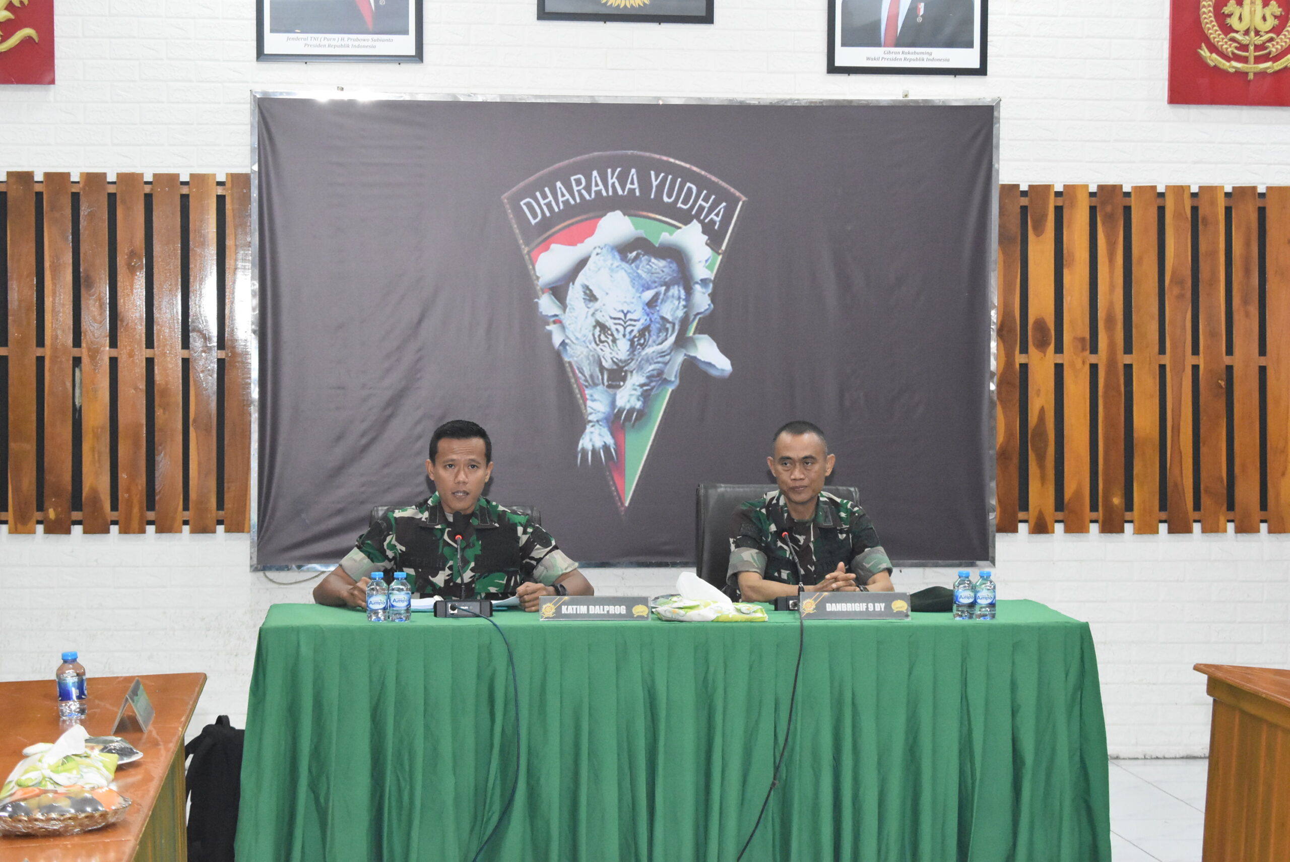 Brigif 9/DY/2 Kostrad, Terima Kunjungan Dalproggar Divif 2 Kostrad Triwulan I TA 2026.

Brigif 9/DY/2 Kostrad Terima Kunjungan Dalproggar Divif 2 Kostrad Triwulan I TA 2026 yang dipimpin langsung oleh Katim Pengendalian Progam Letkol Arh Ceppi HandiNugroho, S.E., M.Si. yang bertempat di Ruang Yudha Mabrigif 9/DY/2 Kostrad, Patrang, Jember. Selasa(10/02/2026).

Kedatangan Tim Pengendalian Progam Kerja TA 2026 disambut oleh Dandema Brigif 9/DY/Kostrad Mayor Inf Hartanto beserta Perwira Staf Brigif 9/DY/2 Kostrad, Kegiatan dilanjutkan Pemeriksaan kelengkapan Administrasi dan Keuangan di semua bidang Kinerja.

Pada kesempatan ini, Dandenma Brigif 9/DY/Kostrad. Mayor Inf Hartanto menekankan, pengawasan yang di lakukan tim pengendalian progam kerja divif 2 Kostrad ini Merupakan Pengawasan terhadap program kerja dan anggaran yang telah dilaksanakan sebelumnya, dengan tujuan untuk memberikan penilaian independen tentang manajemen resiko, pengendalian dan proses tata kelola sesuai ketentuan yang berlaku, serta dilanjutkan dengan temuan yang diperoleh nanti dapat diberikan solusi oleh tim pengawas sehingga Brigif 9/DY/2 Kostrad sebagai salah satu satuan Brigade di Satjar Divif 2 Kostrad dan Kostrad ini dapat menjadikan barometer yang menghasilkan laporan kinerja dan pembendaharaan yang berkualitas dan akuntabel,.Ungkapnya

kepada seluruh para perwira, Bintara dan Tamtama Staf dilingkungan Brigif 9/DY/2 Kostrad agar dapat melakukan kerjasama yang baik dengan memberikan data yang di perlukan secara objektif, transparan dan akuntabel demi kepentingan kita bersama, semoga Tuhan Yang Maha kuasa senantiasa memberikan petunjuk, bimbingan dan perlindungannya kepada kita semua dalam melanjutkan tugas pengabdian terbaik kepada Nusa dan Bangsa.Tutup Dandenma Brigif 9 Kostrad