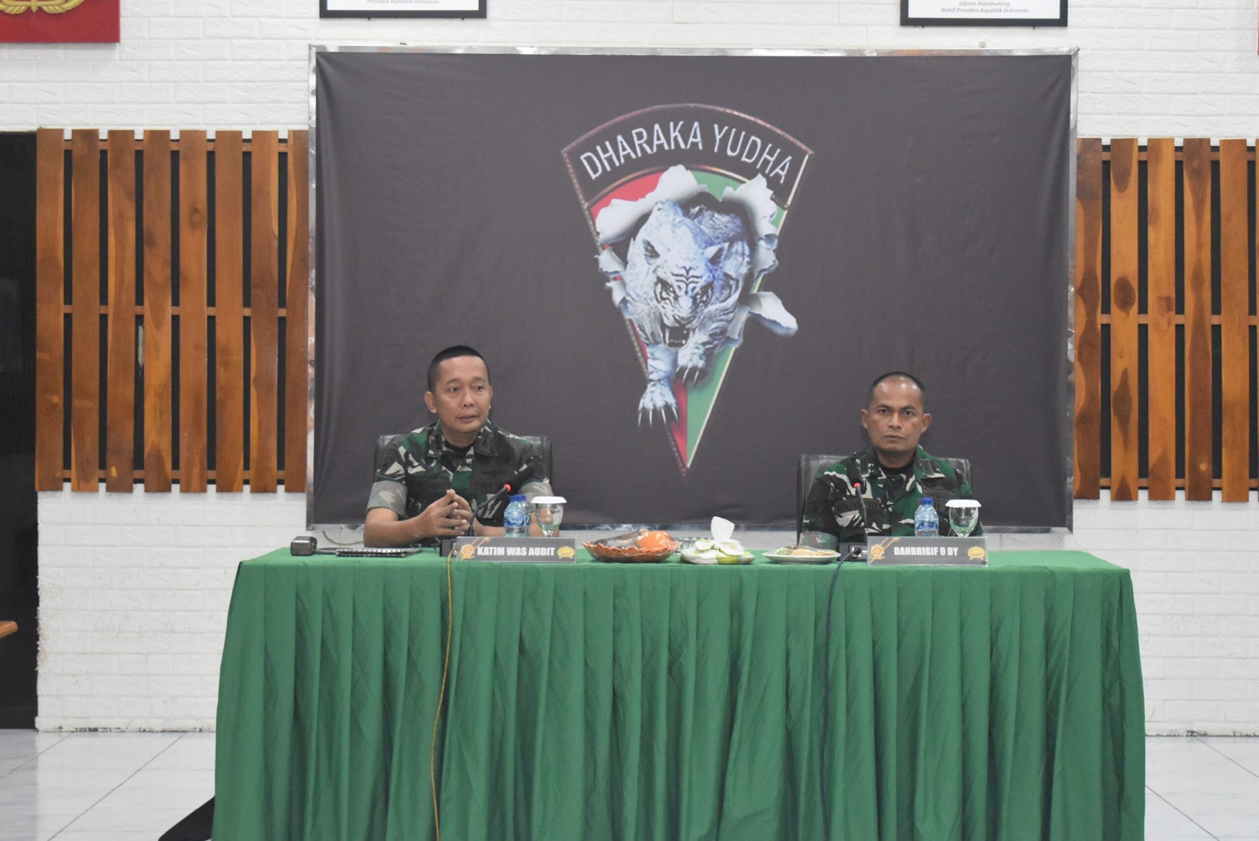 Brigif 9/DY/2 Kostrad, Terima Kunjungan Tim Pengawas Audit Kinerja Itdivif 2 Kostrad Tahap I TW I TA 2026

Brigif 9/DY/2 Kostrad Terima Kunjungan Tim Pengawasan Audit Kinerja dari Itdivif 2 Kostrad Tahap I TW I TA 2026 yang dipimpin langsung oleh Ketua tim Irutum It Divif 2 Kostrad, Kolonel Inf Bunzamin Jayatri , S.E., Ak., M.M. yang bertempat di Ruang Yudha Mabrigif 9/DY/2 Kostrad, Patrang, Jember. Kamis(05/02/2026).

Kedatangan Tim Pengawasan Audit Kinerja Tahap I TW I TA 2026 disambut oleh Danbrigif 9/DY/2 Kostrad, Kolonel Inf Roliyanto, S.I.P., M.I.P. beserta Perwira Staf Brigif 9 kostrad di Hall Mabrigif 9/DY/2 Kostrad, kegiatan di lanjutkan pemeriksaan kelengkapan administrasi dan keuangan baik di bidang kinerja, perbendaharaan Brigif 9/DY/2 Kostrad.

Pada kesempatan ini, Irutum It Divif 2 Kostrad, Kolonel Inf Bunzamin Jayatri , S.E., Ak., M.M. selaku ketua Tim menekankan, pengawasan yang di lakukan tim Was Audit kinerja Itdivif 2 Kostrad ini merupakan pengawasan terhadap program kerja dan anggaran yang telah dilaksanakan pada semester II ditahun 2025 dengan tujuan untuk memberikan penilaian independen tentang manajemen resiko, pengendalian dan proses tatap kelola sesuai ketentuan yang berlaku, serta dilanjutkan dengan temuan yang diperoleh nanti dapat diberikan solusi oleh tim pengawas sehingga Brigif 9/DY/2 Kostrad sebagai salah satu satuan Brigade di Satjar Divif 2 Kostrad ini dapat menjadikan barometer yang di hasilkan laporan kinerja dan pembendaharaan yang berkualitas dan akuntabel.